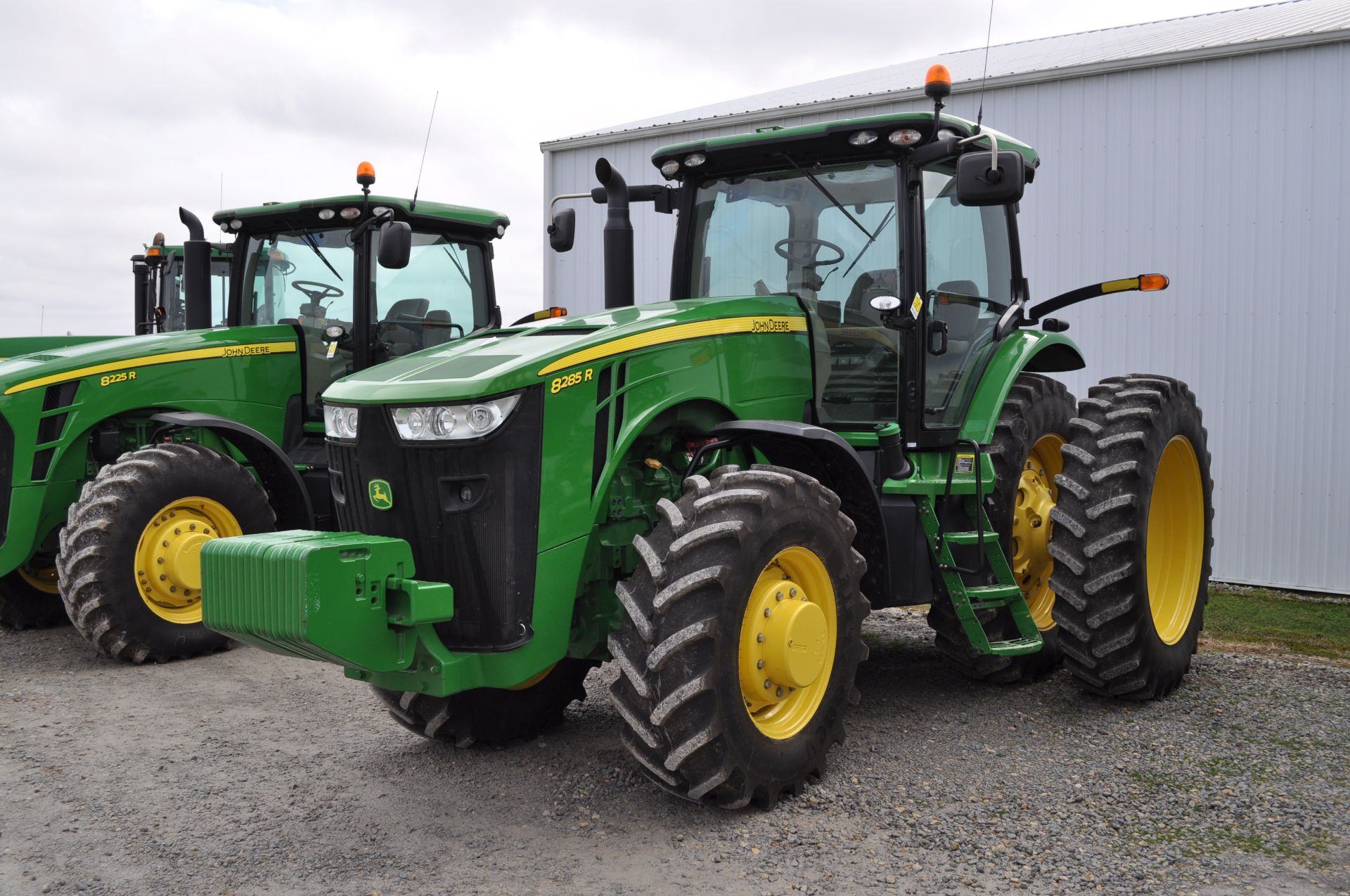 John Deere 8285R tractor, MFWD, 480/80 R 46 duals, 420 / 90 R 30 front, fenders, powershift