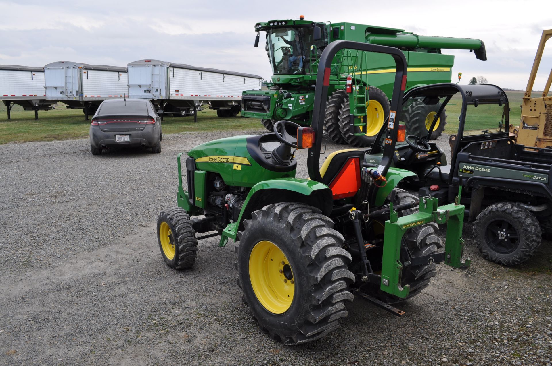 John Deere 3203 compact tractor, 15-19.5 rear, 25 x 8.50-14 front, 4x4 front wts, mid mast hyd - Image 4 of 26