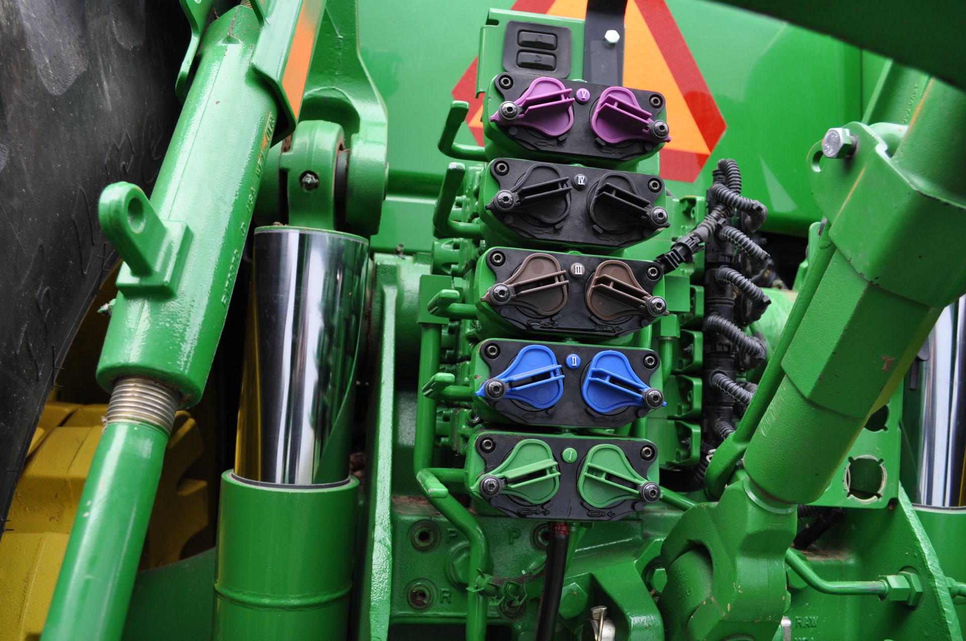 John Deere 8285R tractor, MFWD, 480/80 R 46 duals, 420 / 90 R 30 front, fenders, powershift - Image 22 of 31