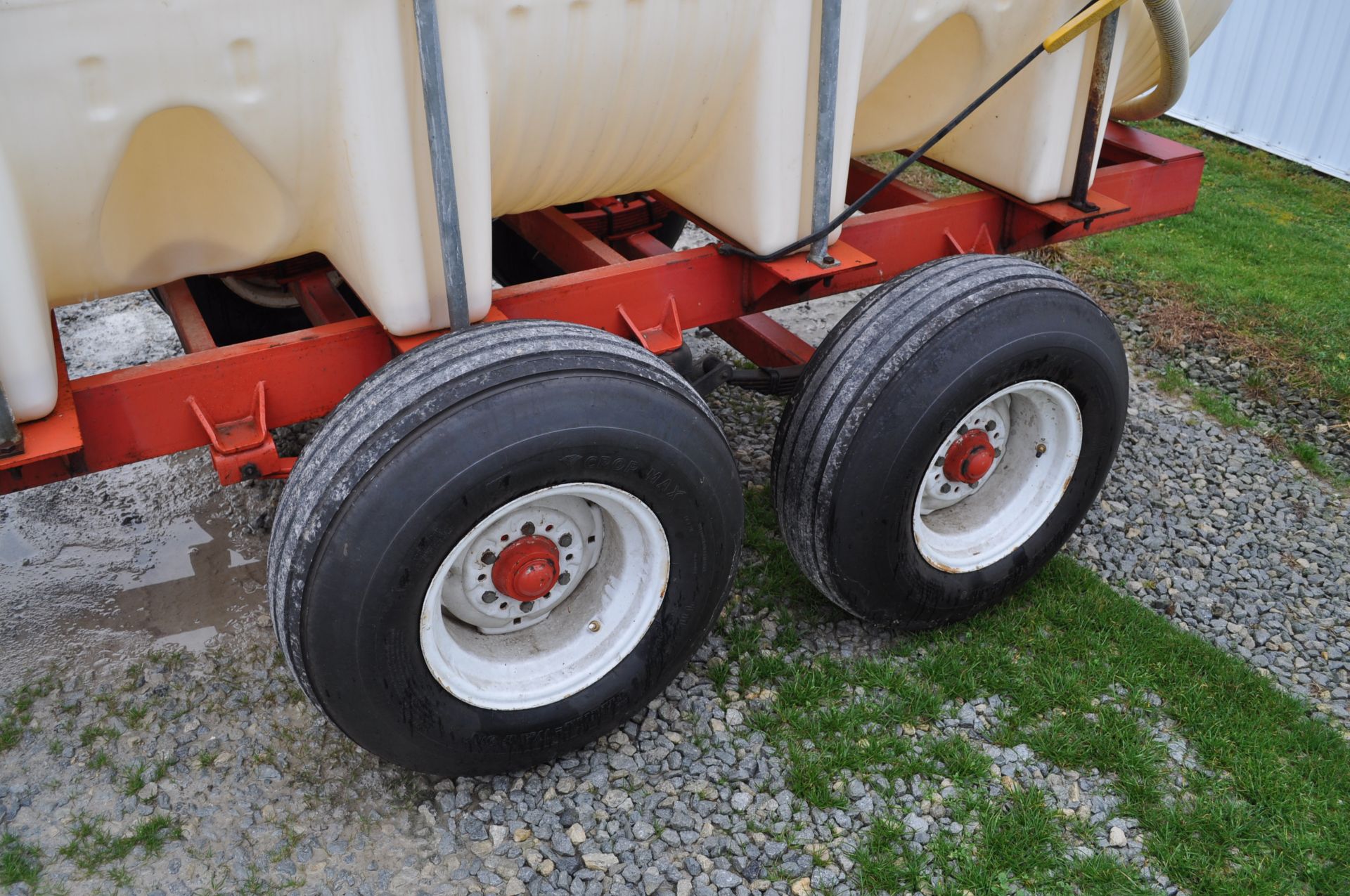 1000 gal nurse trailer, tandem axle, 2” plumbing, Honda motor, cast iron pump, 11 L 15 tires - Image 5 of 10