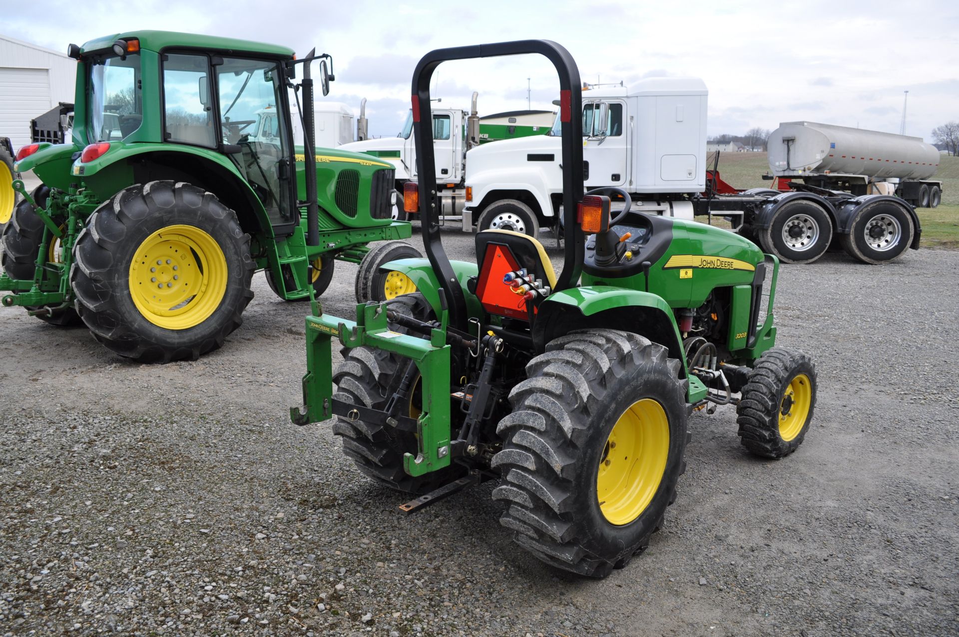 John Deere 3203 compact tractor, 15-19.5 rear, 25 x 8.50-14 front, 4x4 front wts, mid mast hyd - Image 3 of 26