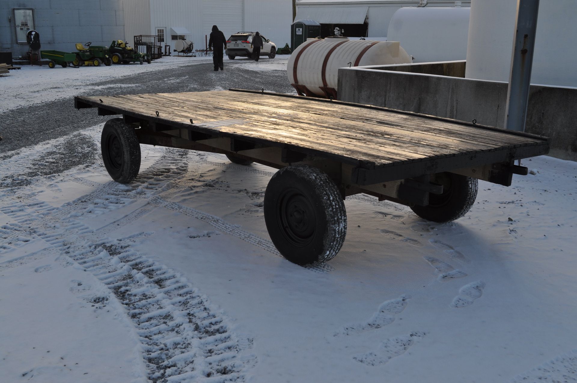 Flat rack hay wagon - Image 4 of 9