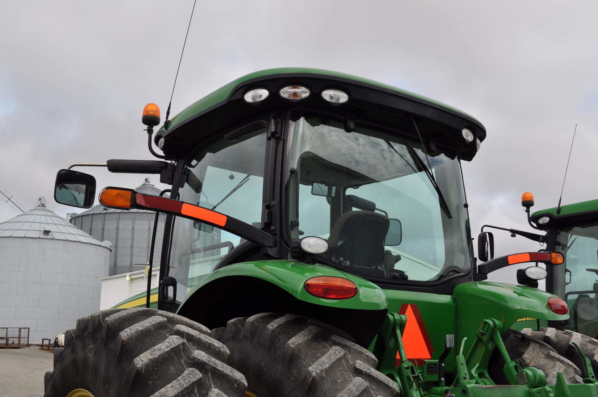 John Deere 8285R tractor, MFWD, 480/80 R 46 duals, 420 / 90 R 30 front, fenders, powershift - Image 18 of 31