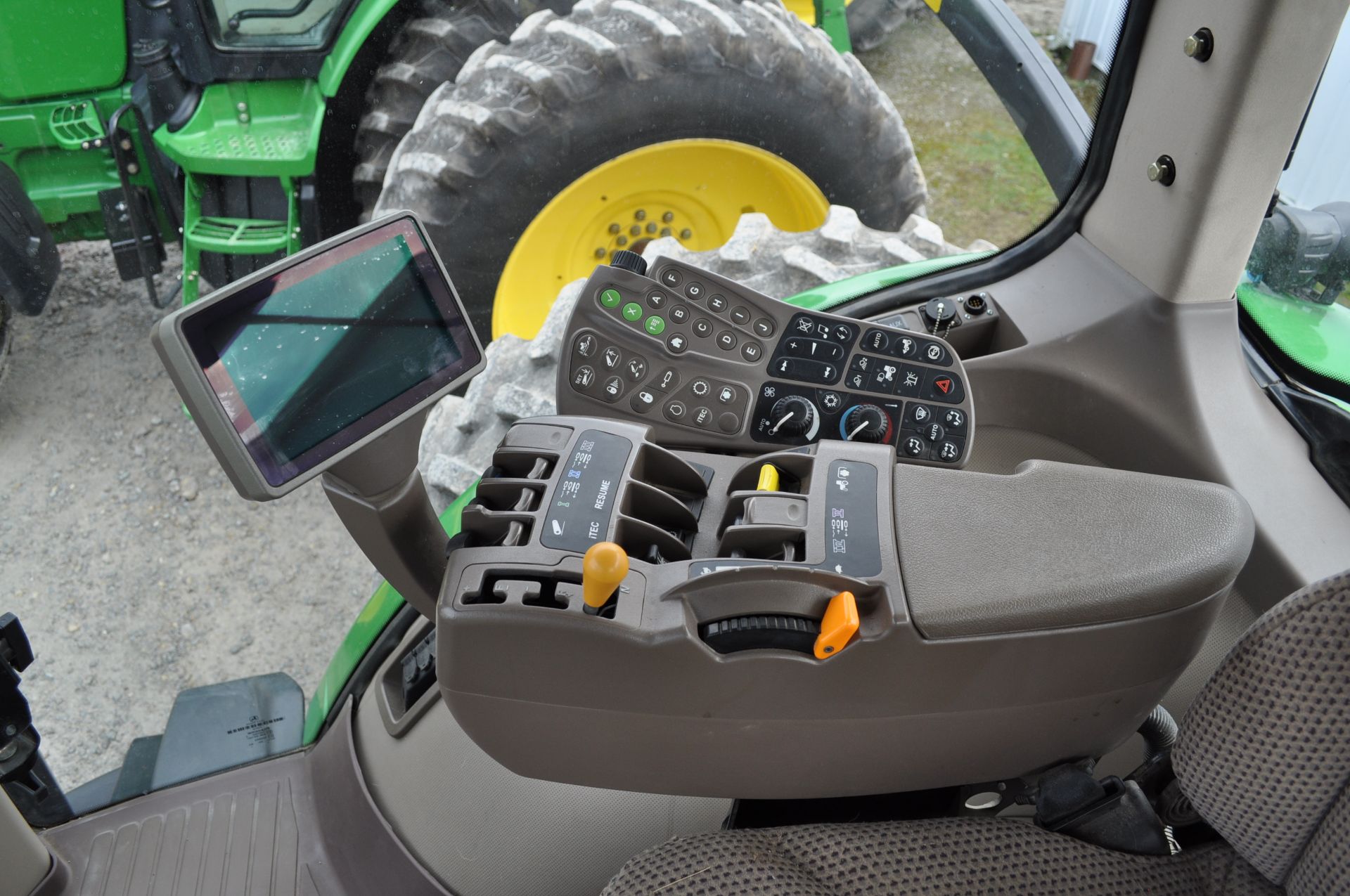 John Deere 8285R tractor, MFWD, 480/80 R 46 duals, 420 / 90 R 30 front, fenders, powershift - Image 27 of 31