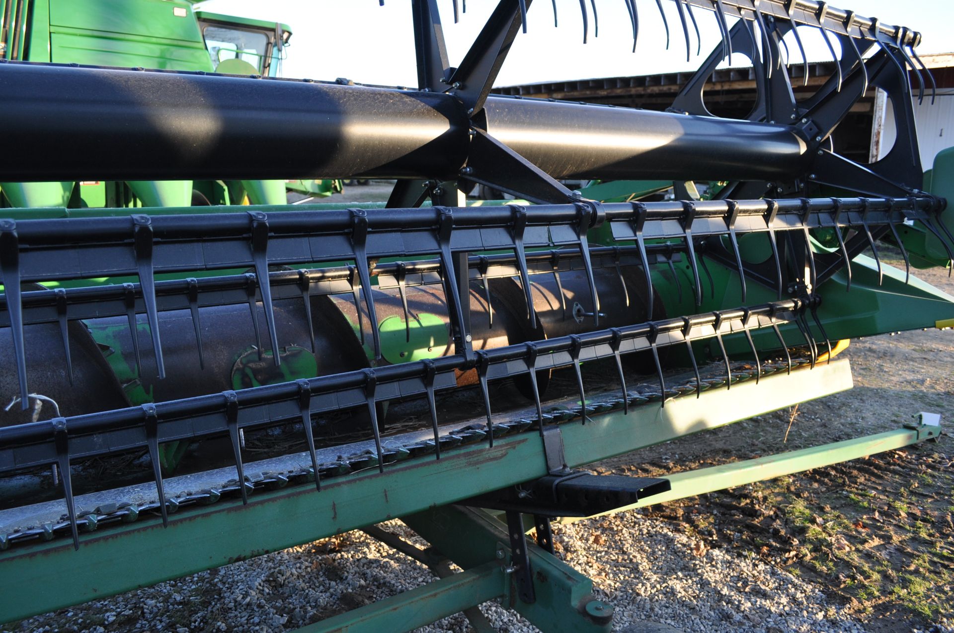 25’ John Deere 925 grain head, full finger, PTO shafts, poly skid shoes, hyd fore/aft - Image 11 of 12