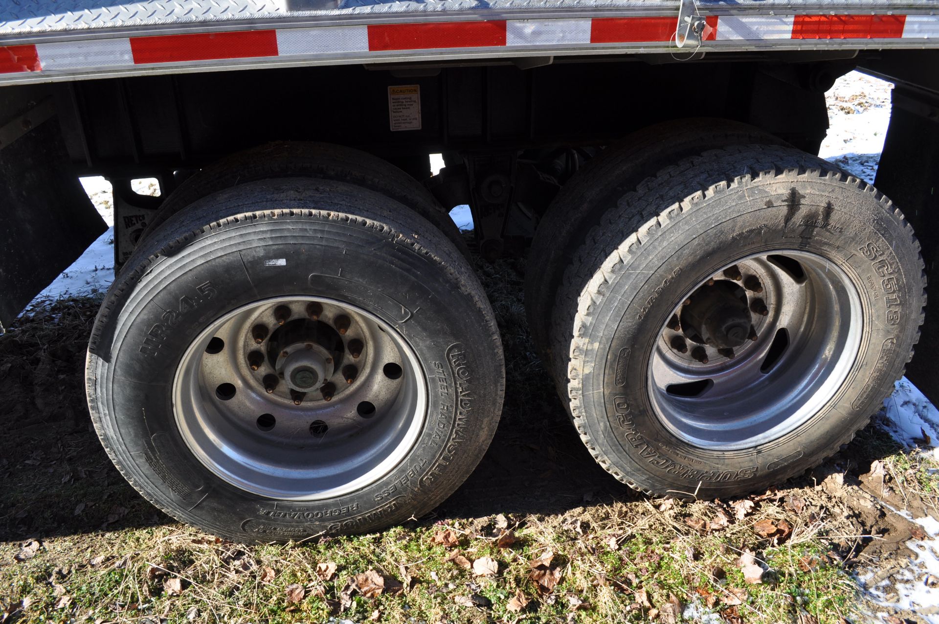 2007 East 33’alum dump trailer, steel frame, spring ride, 11R24.5 tires, coal chute, roll tarp - Image 7 of 14