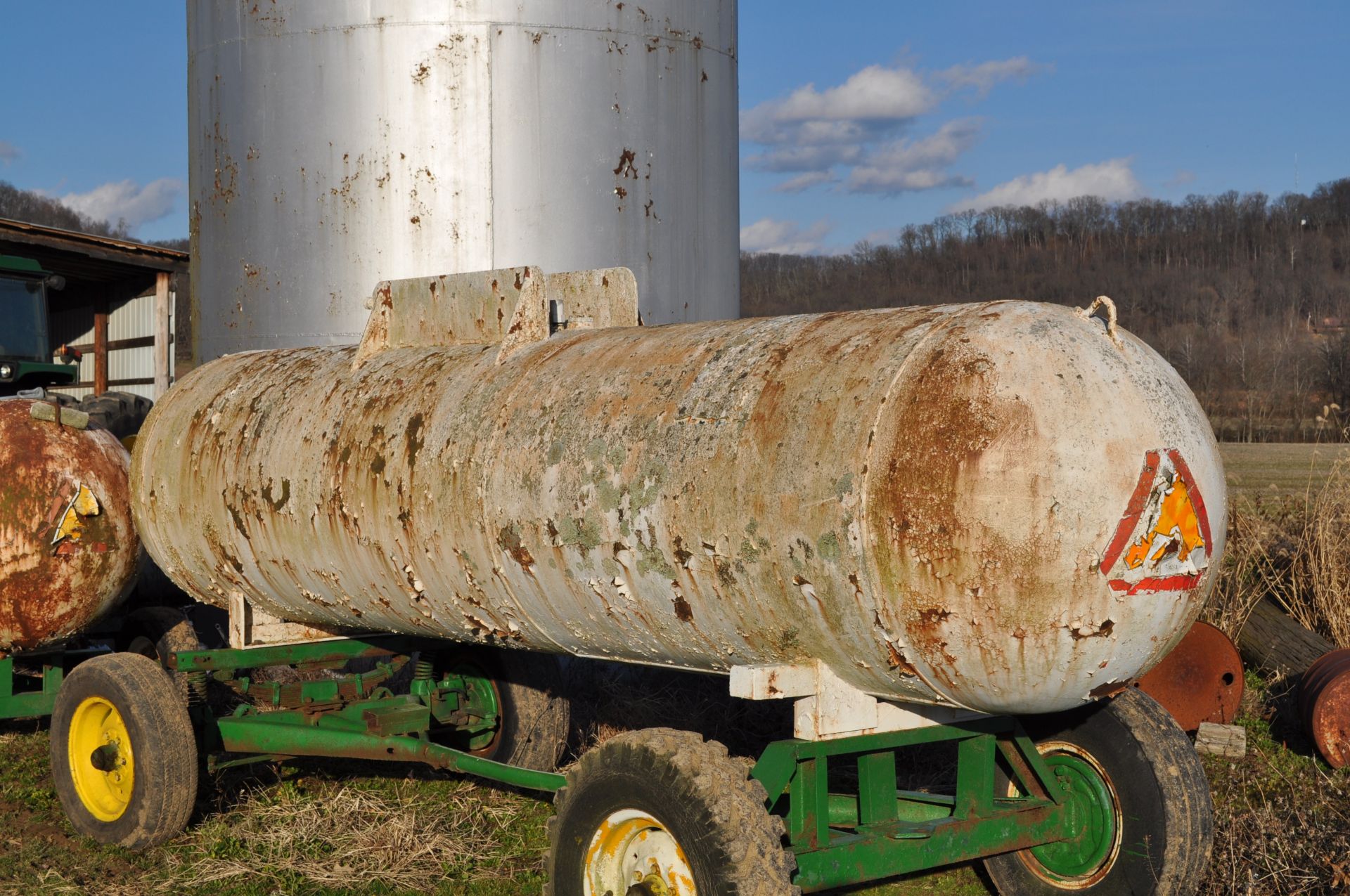 1000 gal NH3 tank on gear, NO TAG - Image 2 of 10