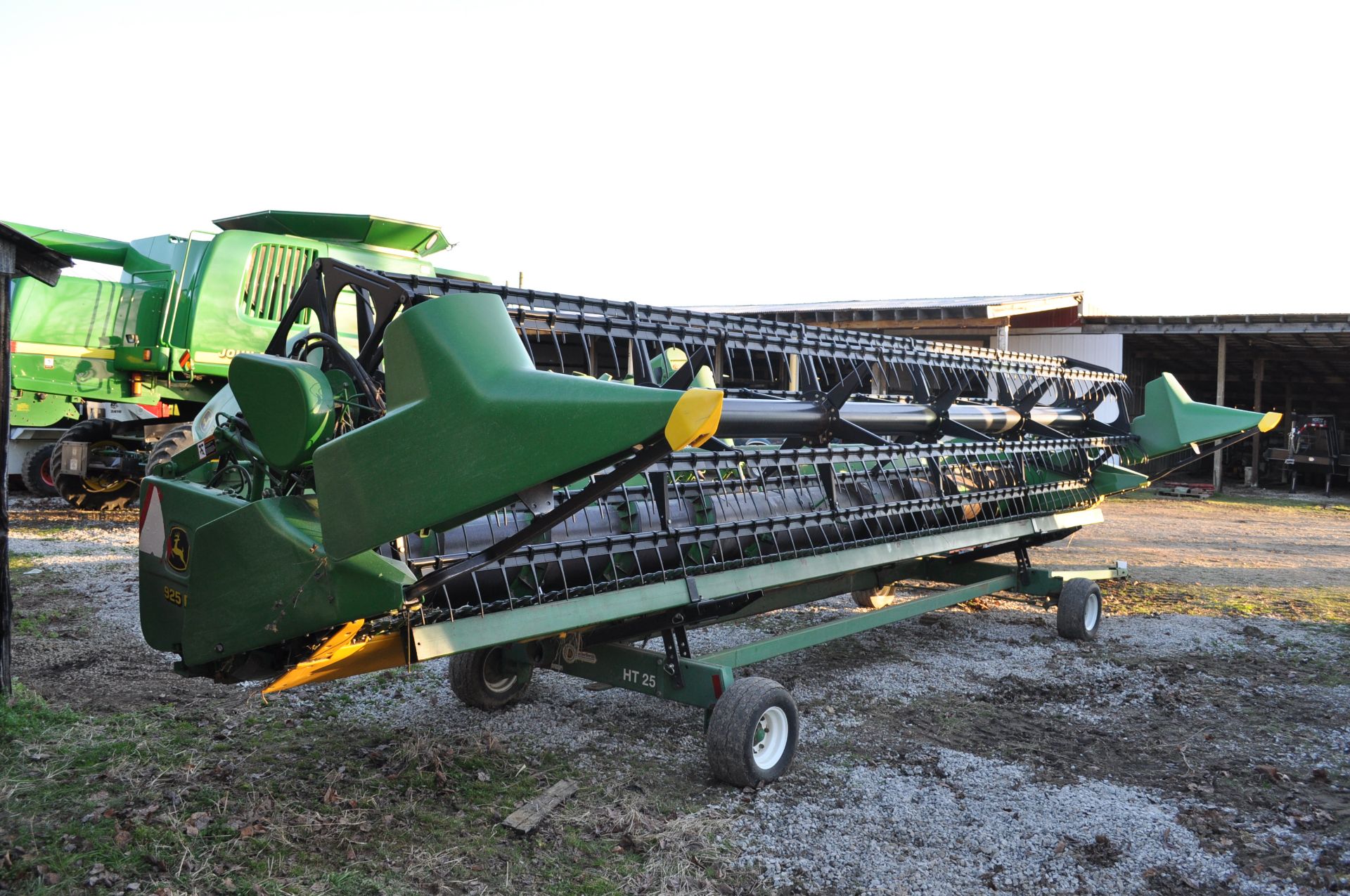 25’ John Deere 925 grain head, full finger, PTO shafts, poly skid shoes, hyd fore/aft - Image 2 of 12