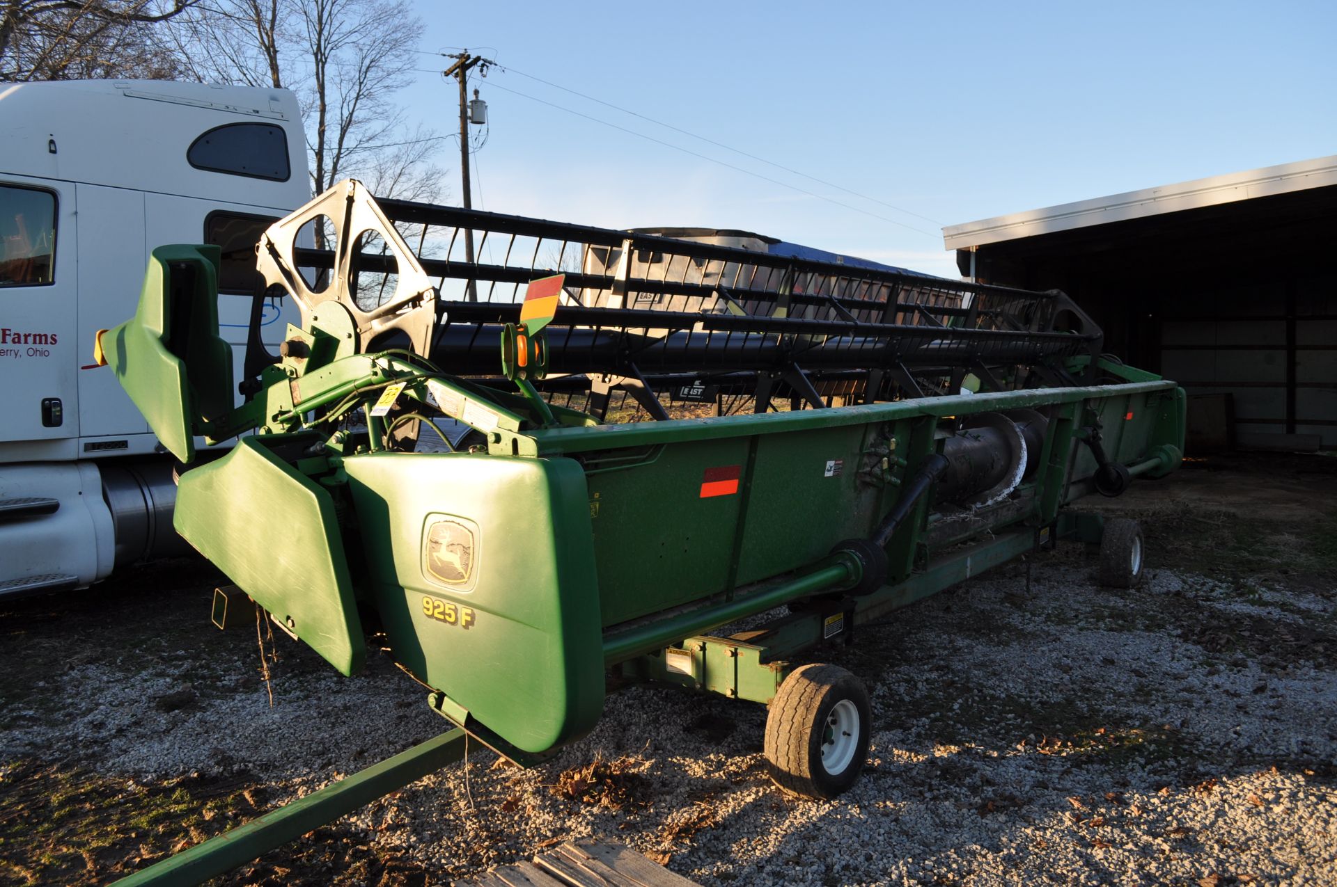 25’ John Deere 925 grain head, full finger, PTO shafts, poly skid shoes, hyd fore/aft - Image 4 of 12