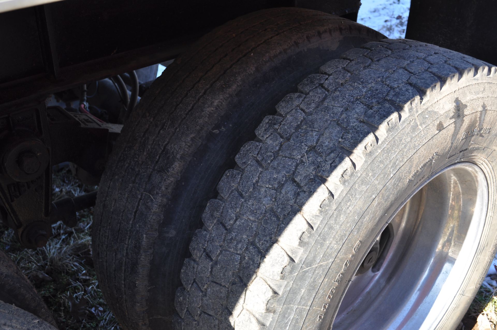 2007 East 33’alum dump trailer, steel frame, spring ride, 11R24.5 tires, coal chute, roll tarp - Image 6 of 14