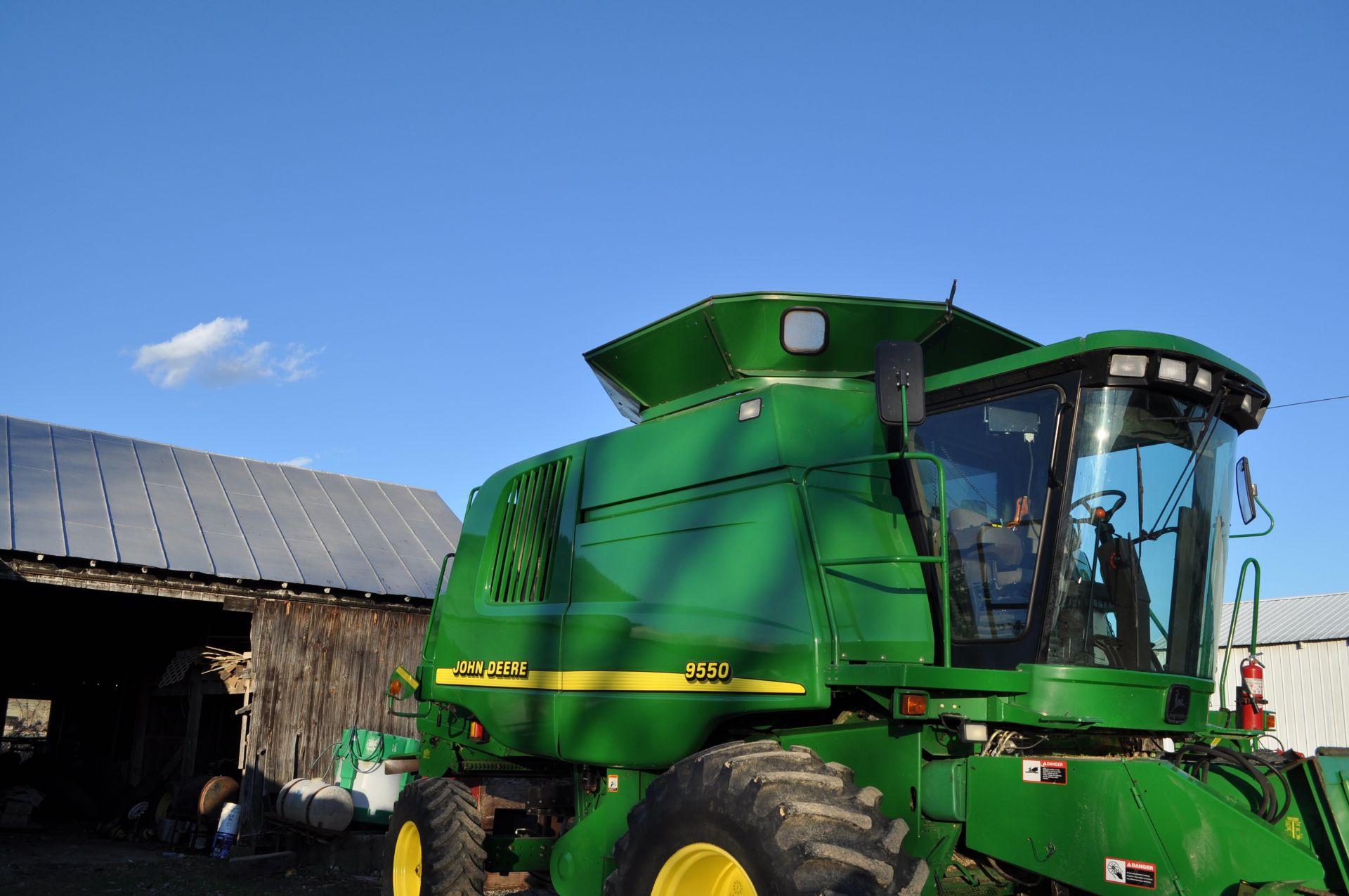 John Deere 9550 combine, 30.5-32 drive tires, 16.9-26 rear, Vittetoe hyd chaff spreader, chopper - Image 16 of 26