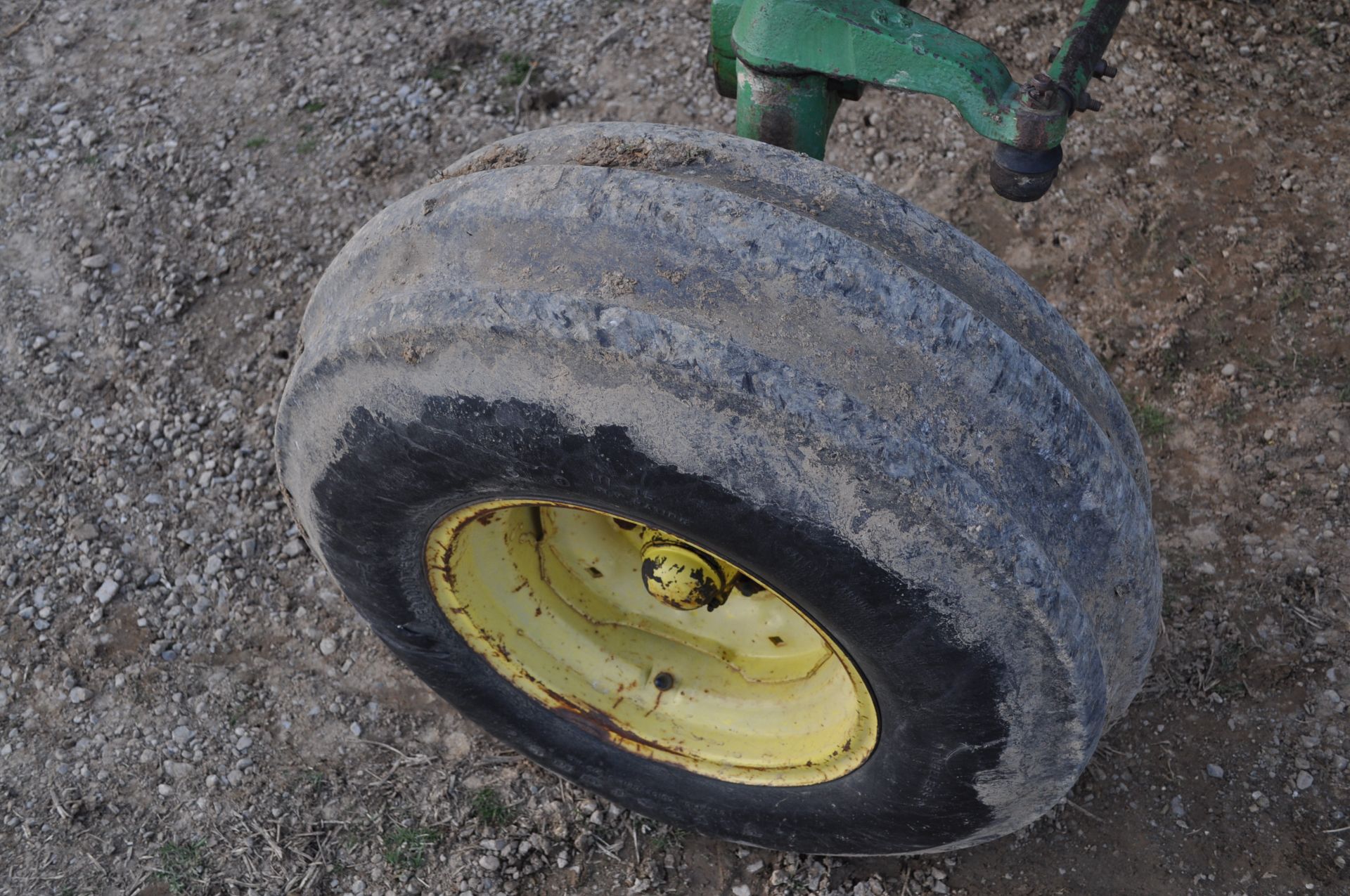 John Deere 4240 tractor, Cab, 18.4-34 tires, 11L-15 front, front weights, quad range, 2 hyd remotes - Image 5 of 26