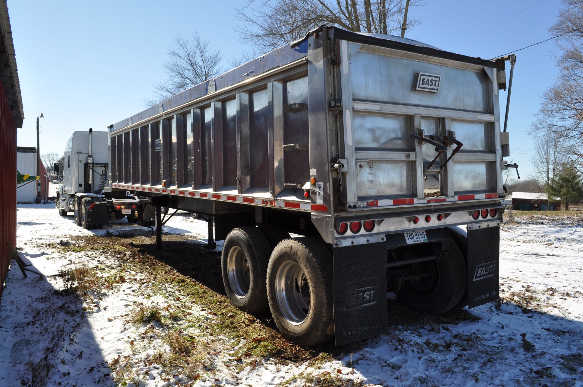 2007 East 33’alum dump trailer, steel frame, spring ride, 11R24.5 tires, coal chute, roll tarp - Image 4 of 14