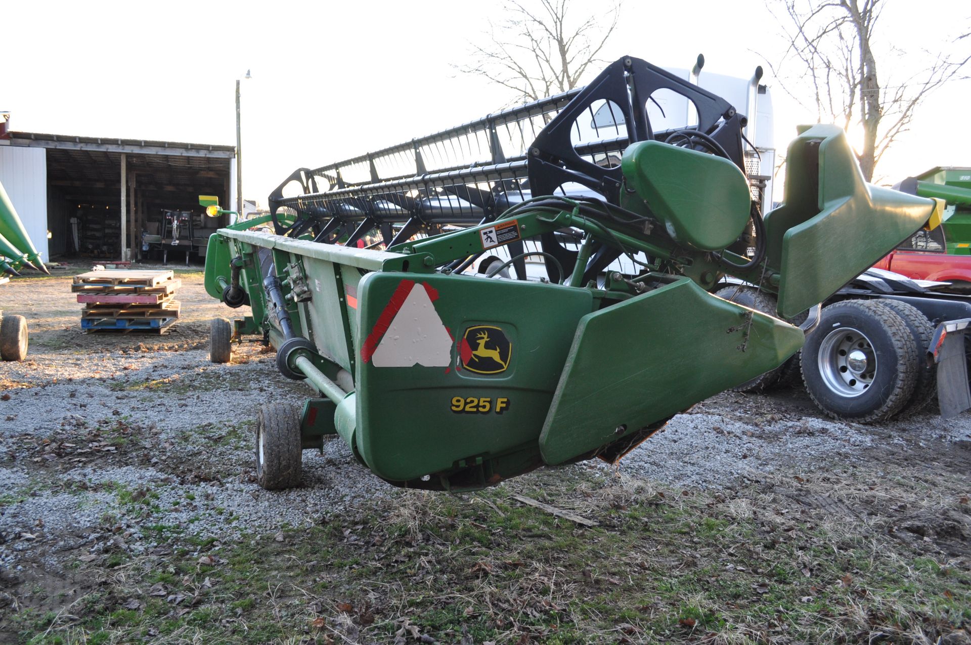 25’ John Deere 925 grain head, full finger, PTO shafts, poly skid shoes, hyd fore/aft - Image 3 of 12