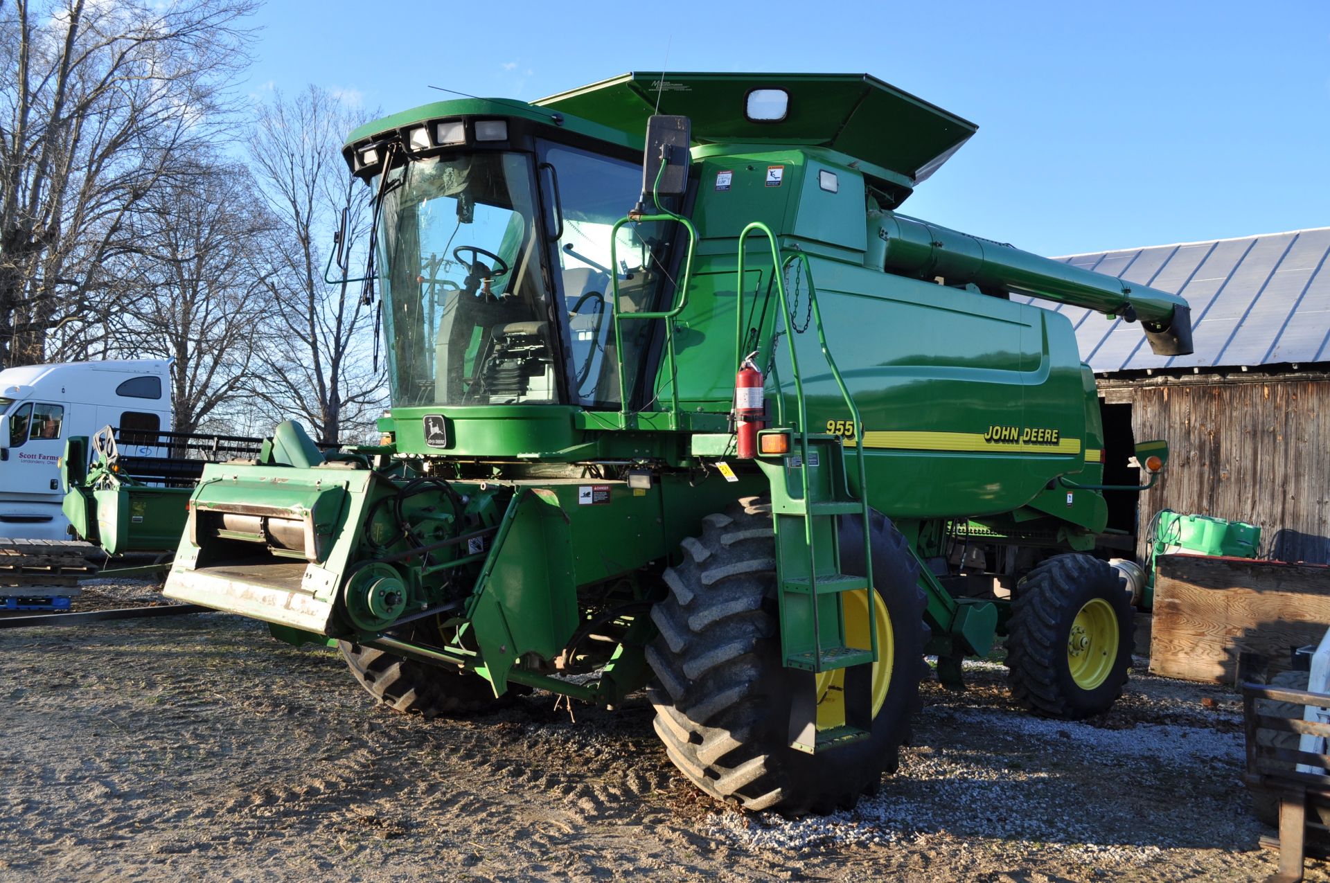 John Deere 9550 combine, 30.5-32 drive tires, 16.9-26 rear, Vittetoe hyd chaff spreader, chopper