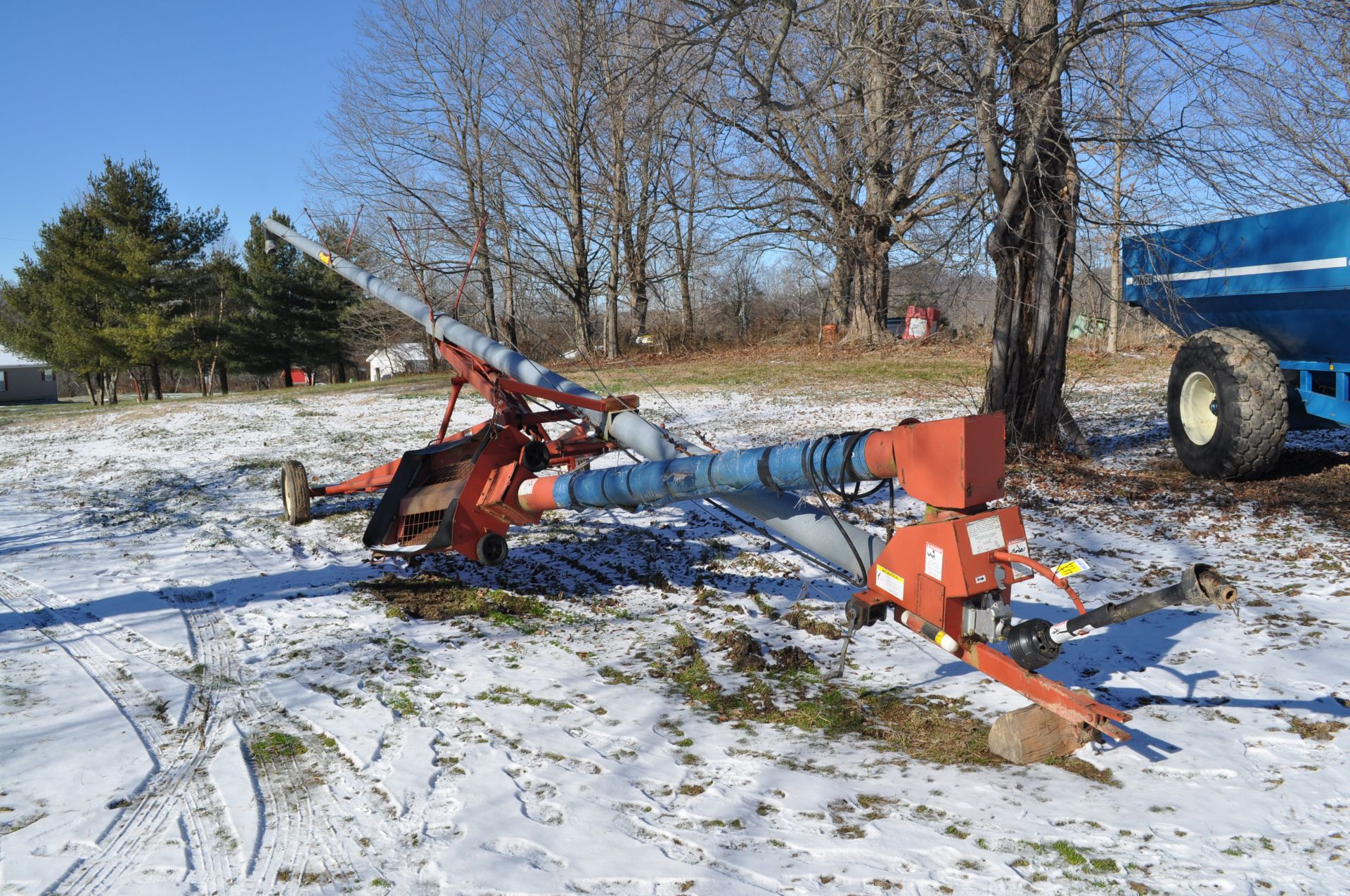 8” x 60’ swing away auger, 540 PTO, hyd raise