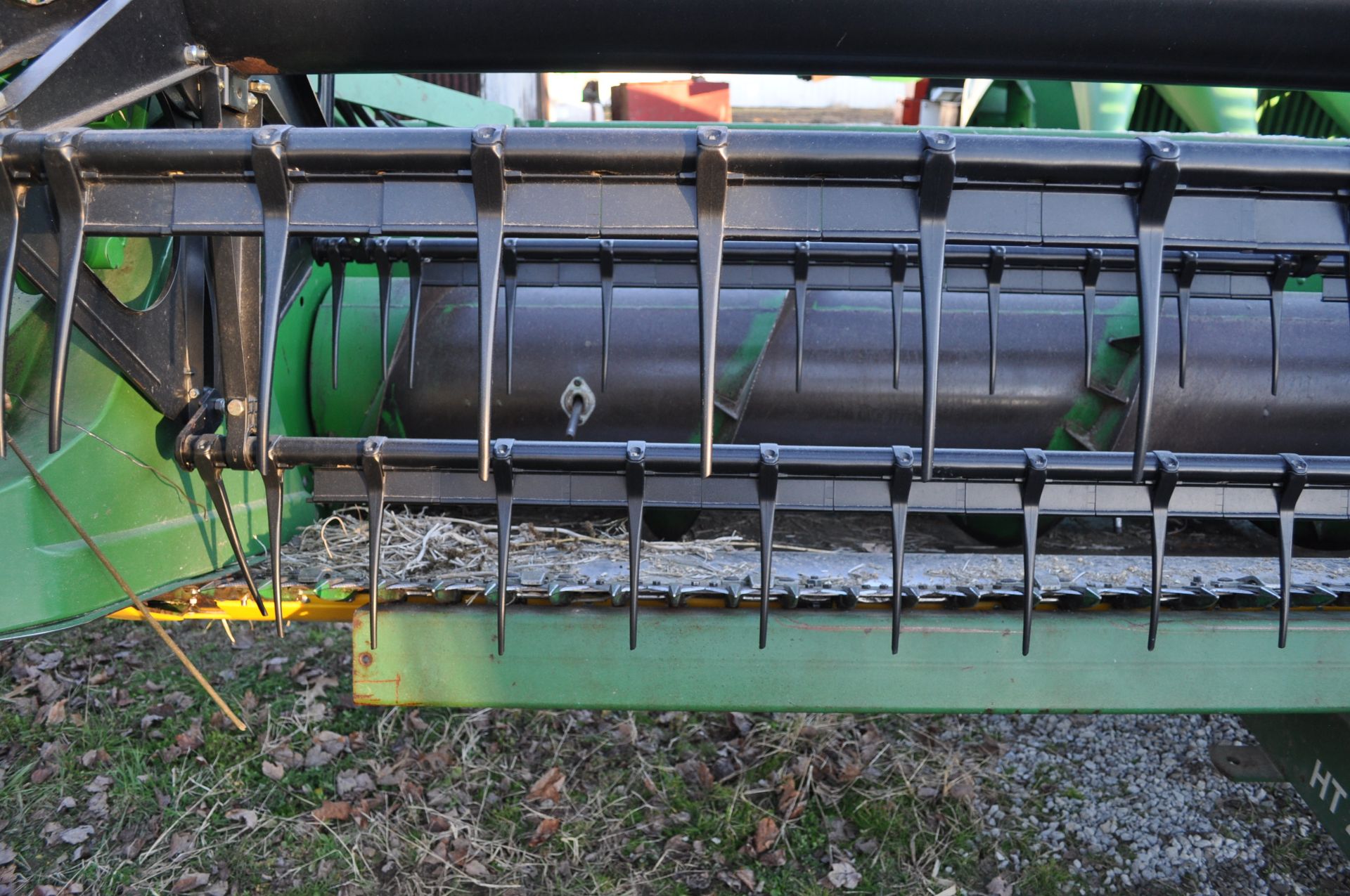 25’ John Deere 925 grain head, full finger, PTO shafts, poly skid shoes, hyd fore/aft - Image 9 of 12