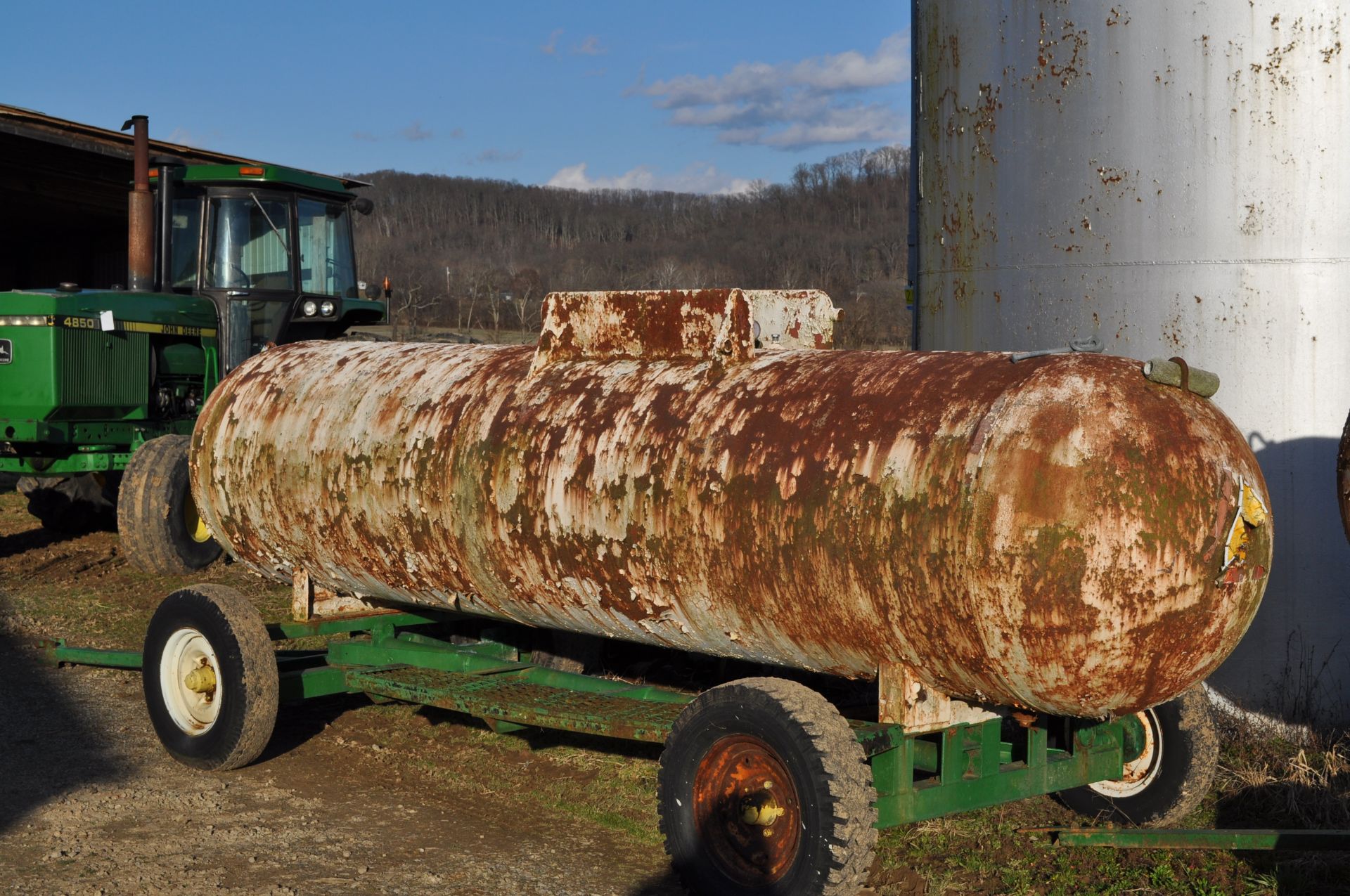 1000 gal NH3 tank on gear, NO TAG - Image 2 of 8