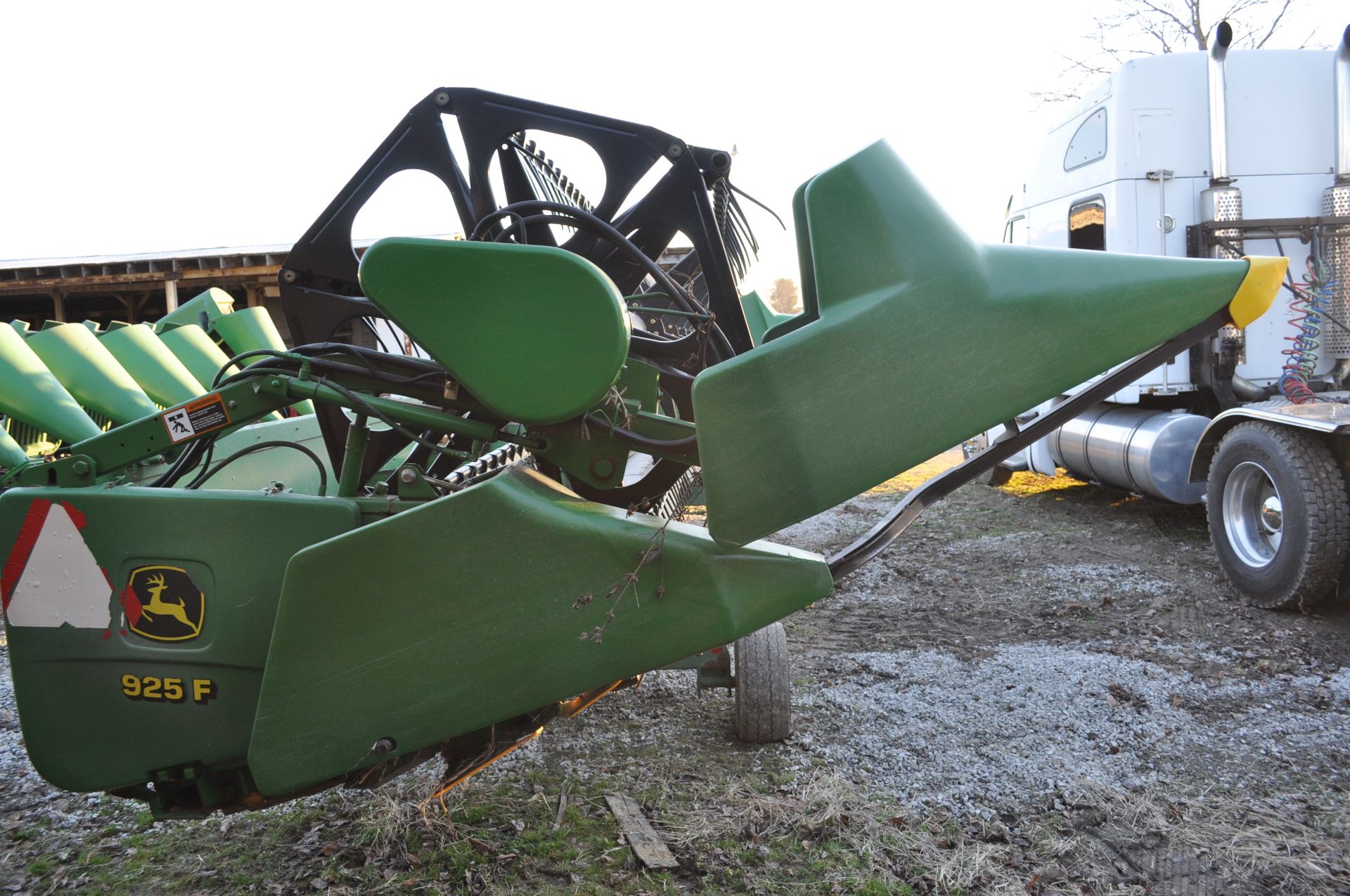 25’ John Deere 925 grain head, full finger, PTO shafts, poly skid shoes, hyd fore/aft - Image 8 of 12