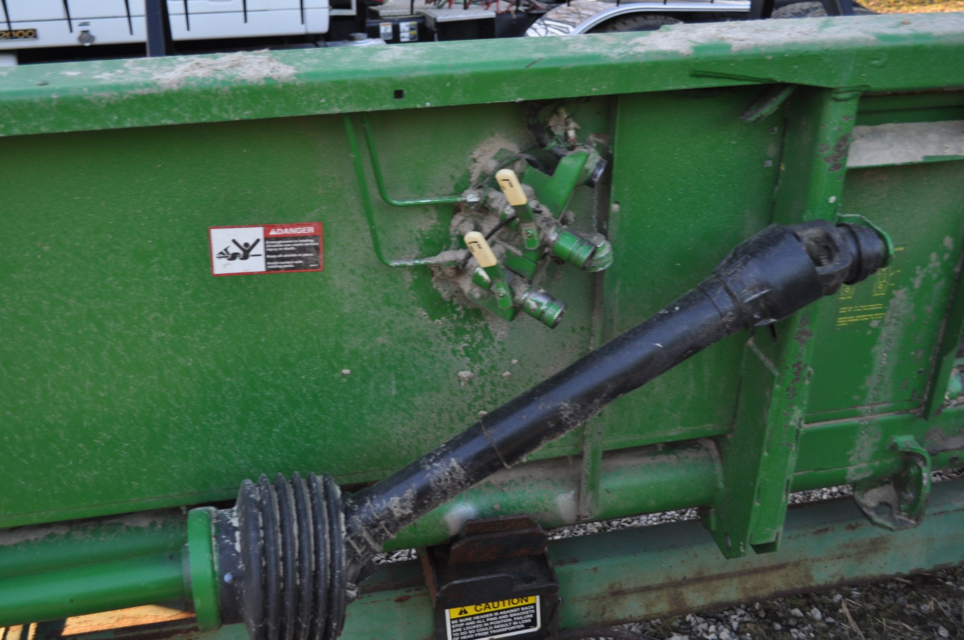 25’ John Deere 925 grain head, full finger, PTO shafts, poly skid shoes, hyd fore/aft - Image 5 of 12