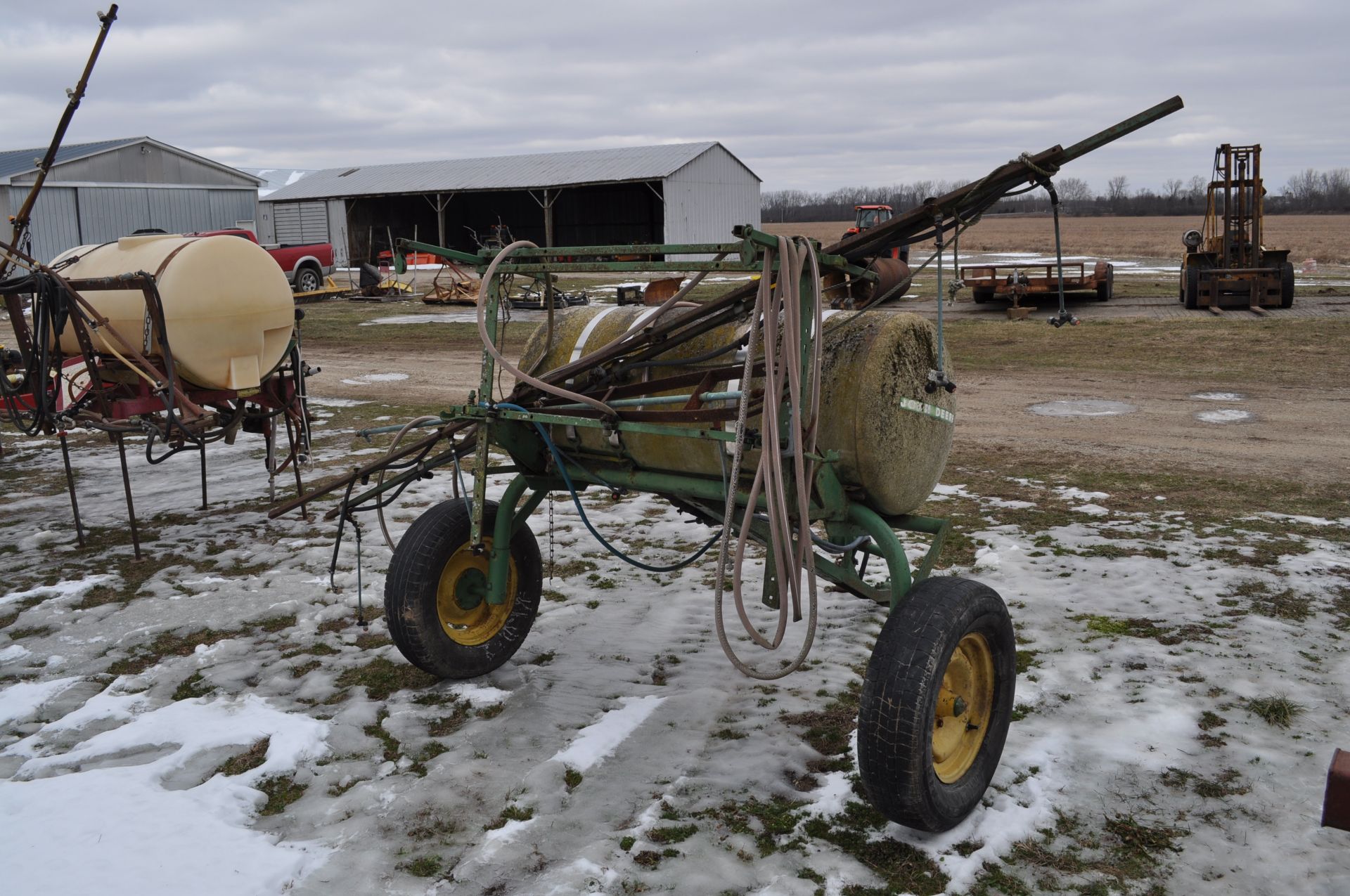 John Deere 100 gal sprayer, pull-type, needs repair - Image 3 of 11