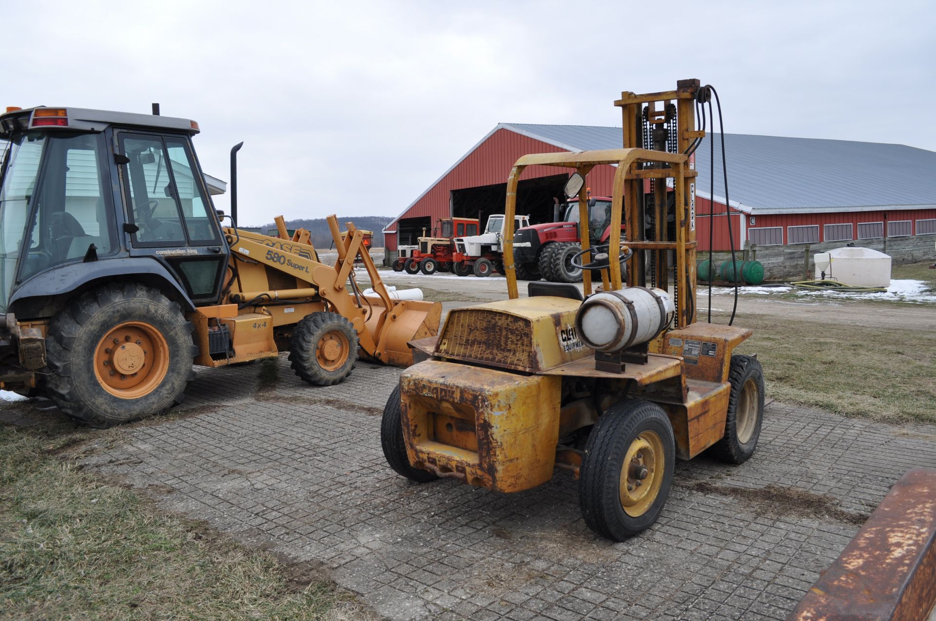 Clark forklift, 4000 lb LP, dual stage, dual front wheels, 48” forks, SN IT40-190-877 - Image 3 of 19