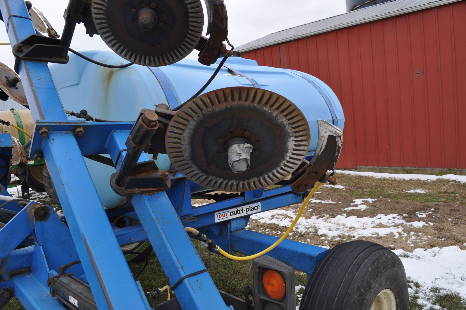 11-disc DMI 2800 liquid nitrogen applicator, 120” wheel base, 800 gal, ground drive John Blue pump - Image 19 of 22