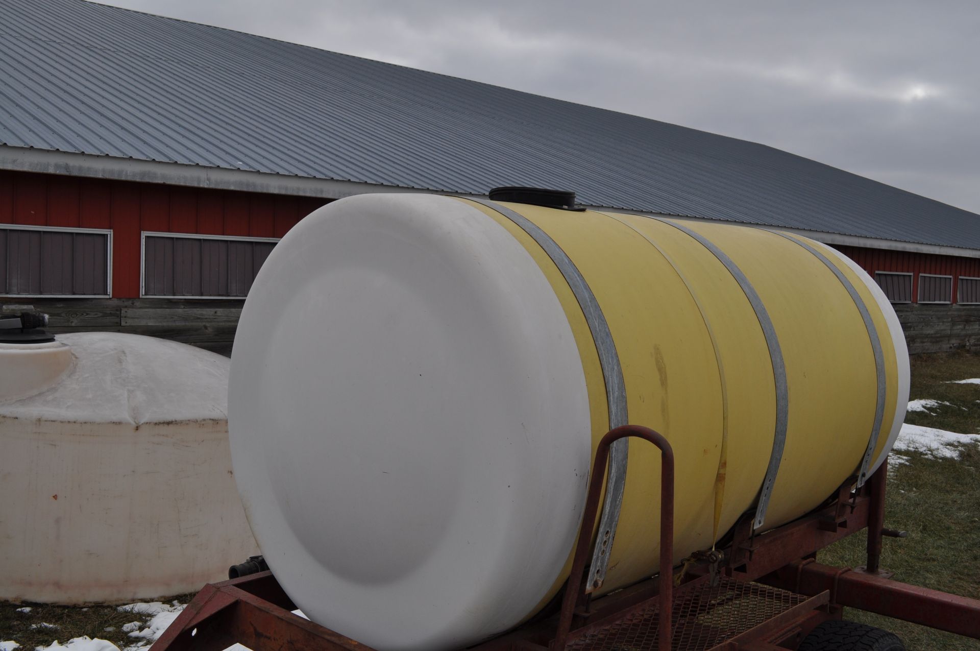 700 gallon tank on cart, single axle - Image 10 of 10