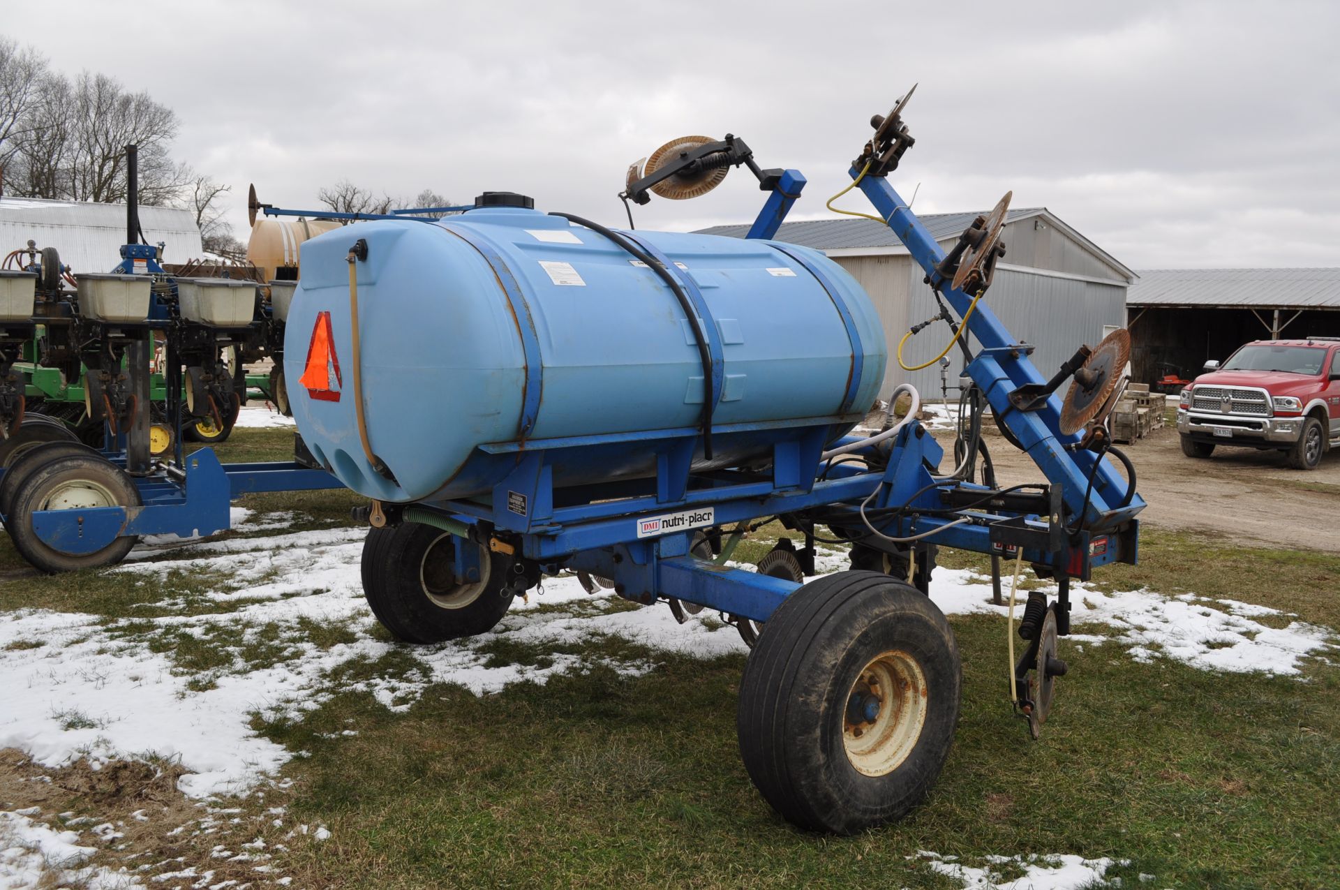 11-disc DMI 2800 liquid nitrogen applicator, 120” wheel base, 800 gal, ground drive John Blue pump - Image 3 of 22