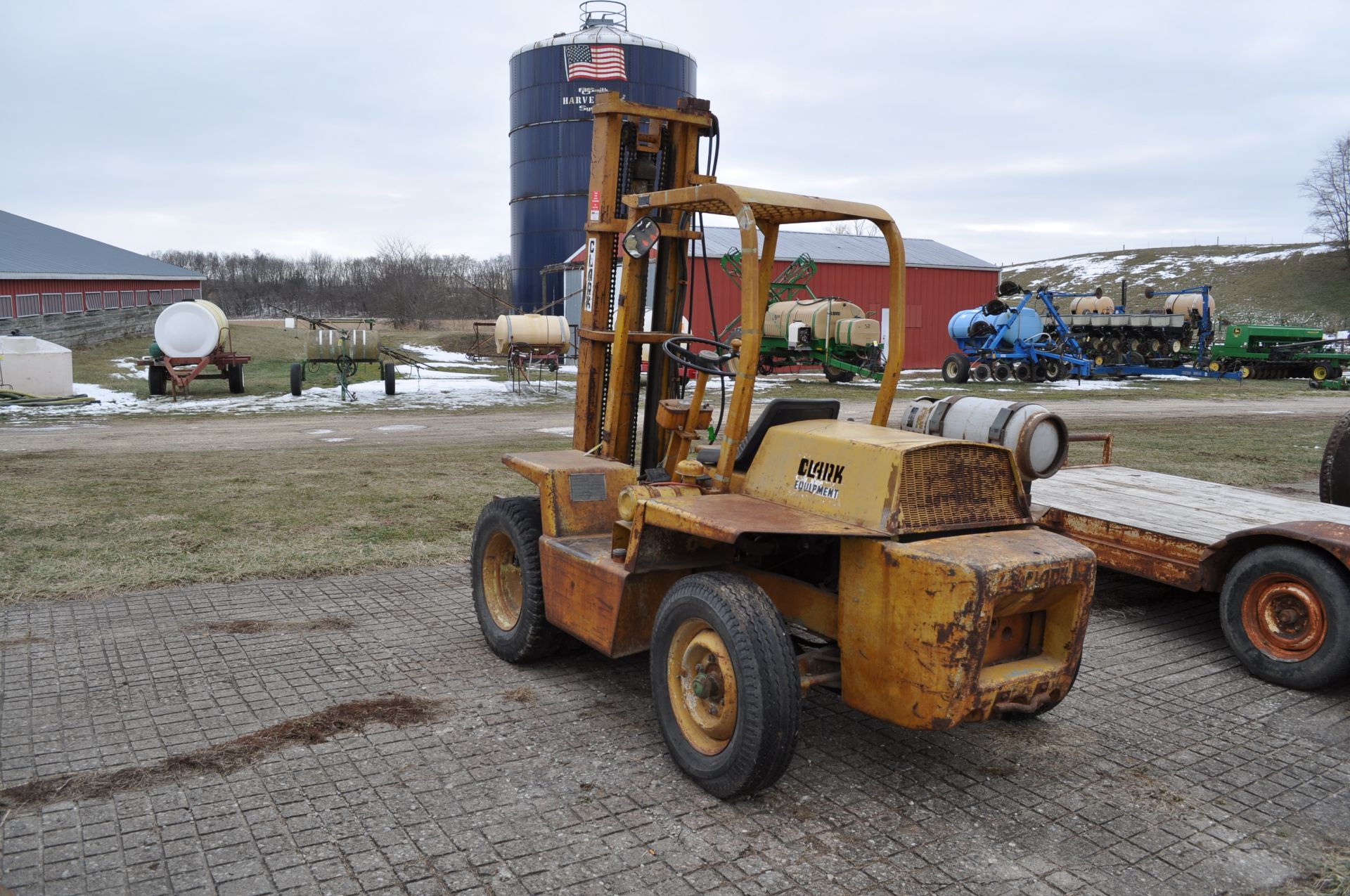 Clark forklift, 4000 lb LP, dual stage, dual front wheels, 48” forks, SN IT40-190-877 - Image 4 of 19