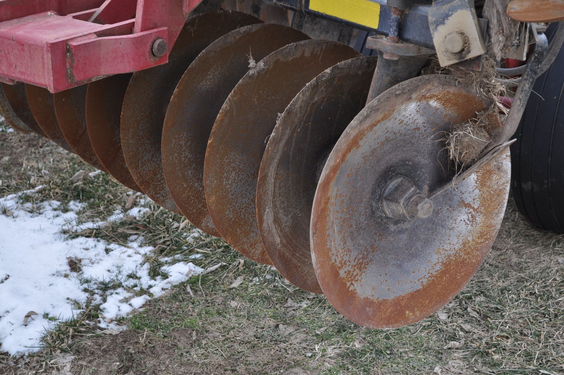 24’ Case International 496 disc, 7 ½” spacing, 22” blades, Remlinger 3-bar harrow, hyd fold - Image 5 of 23