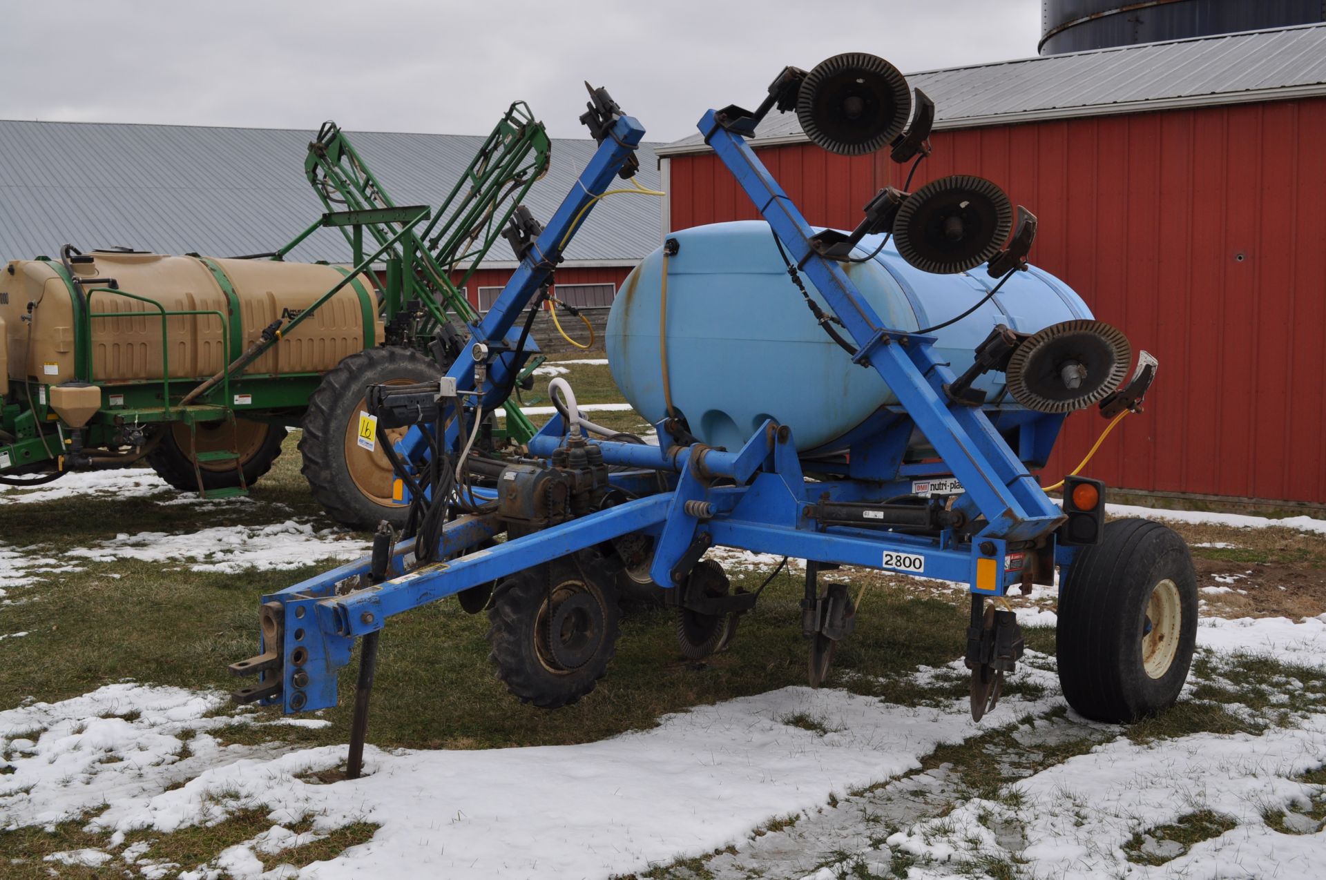 11-disc DMI 2800 liquid nitrogen applicator, 120” wheel base, 800 gal, ground drive John Blue pump