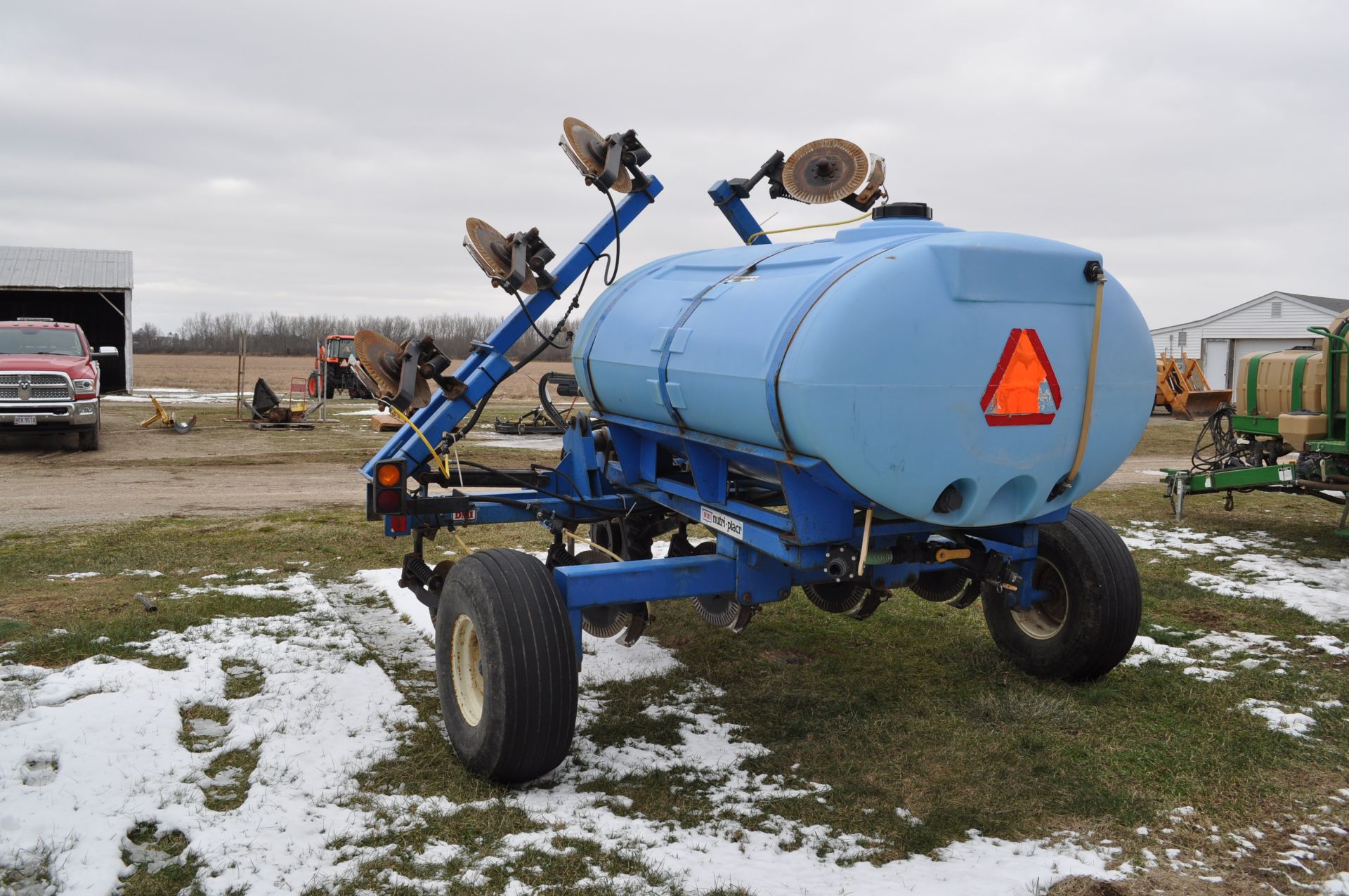 11-disc DMI 2800 liquid nitrogen applicator, 120” wheel base, 800 gal, ground drive John Blue pump - Image 4 of 22