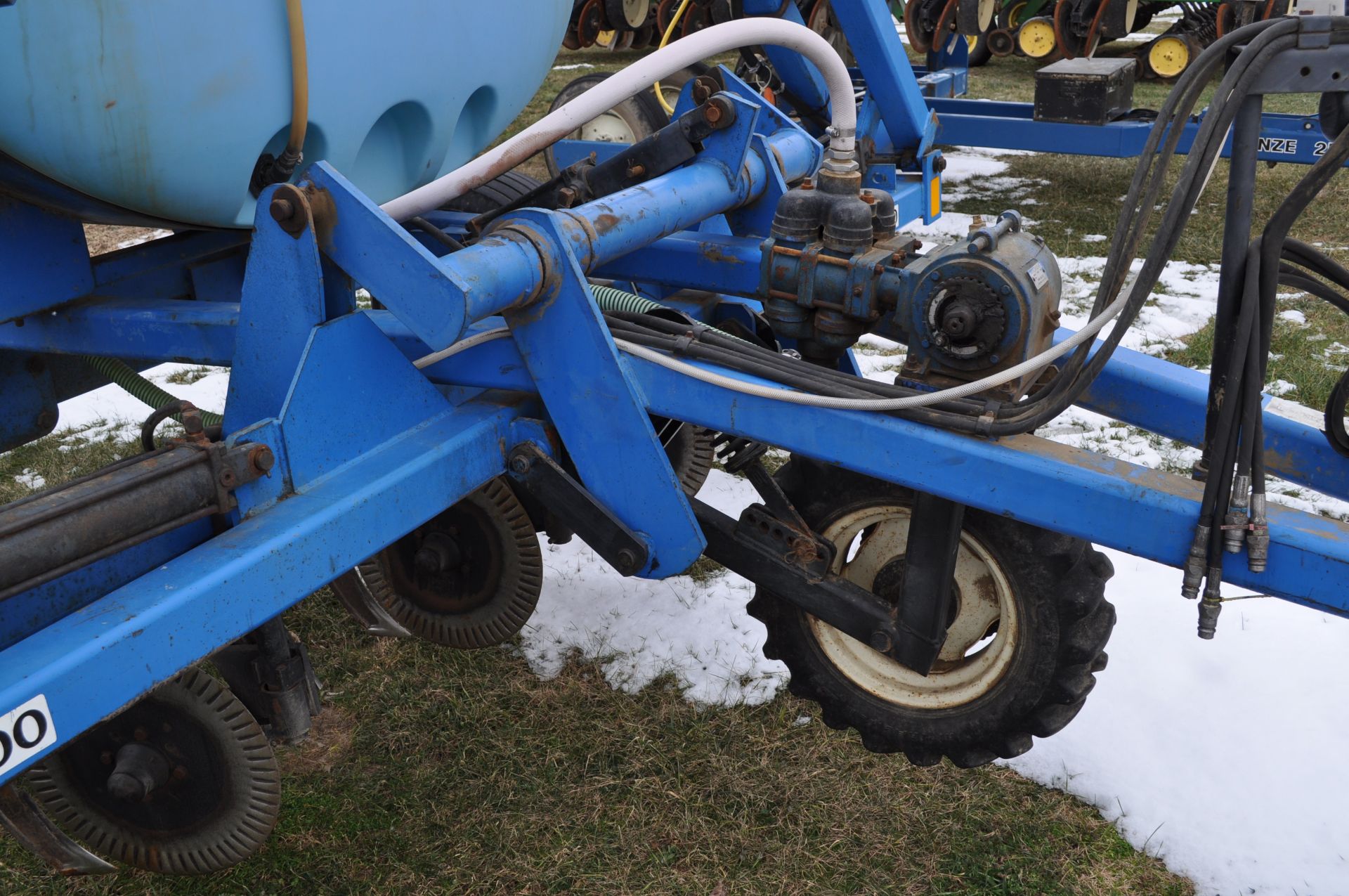 11-disc DMI 2800 liquid nitrogen applicator, 120” wheel base, 800 gal, ground drive John Blue pump - Image 14 of 22