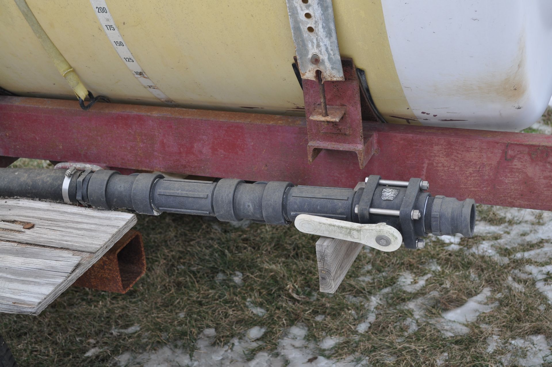 700 gallon tank on cart, single axle - Image 7 of 10