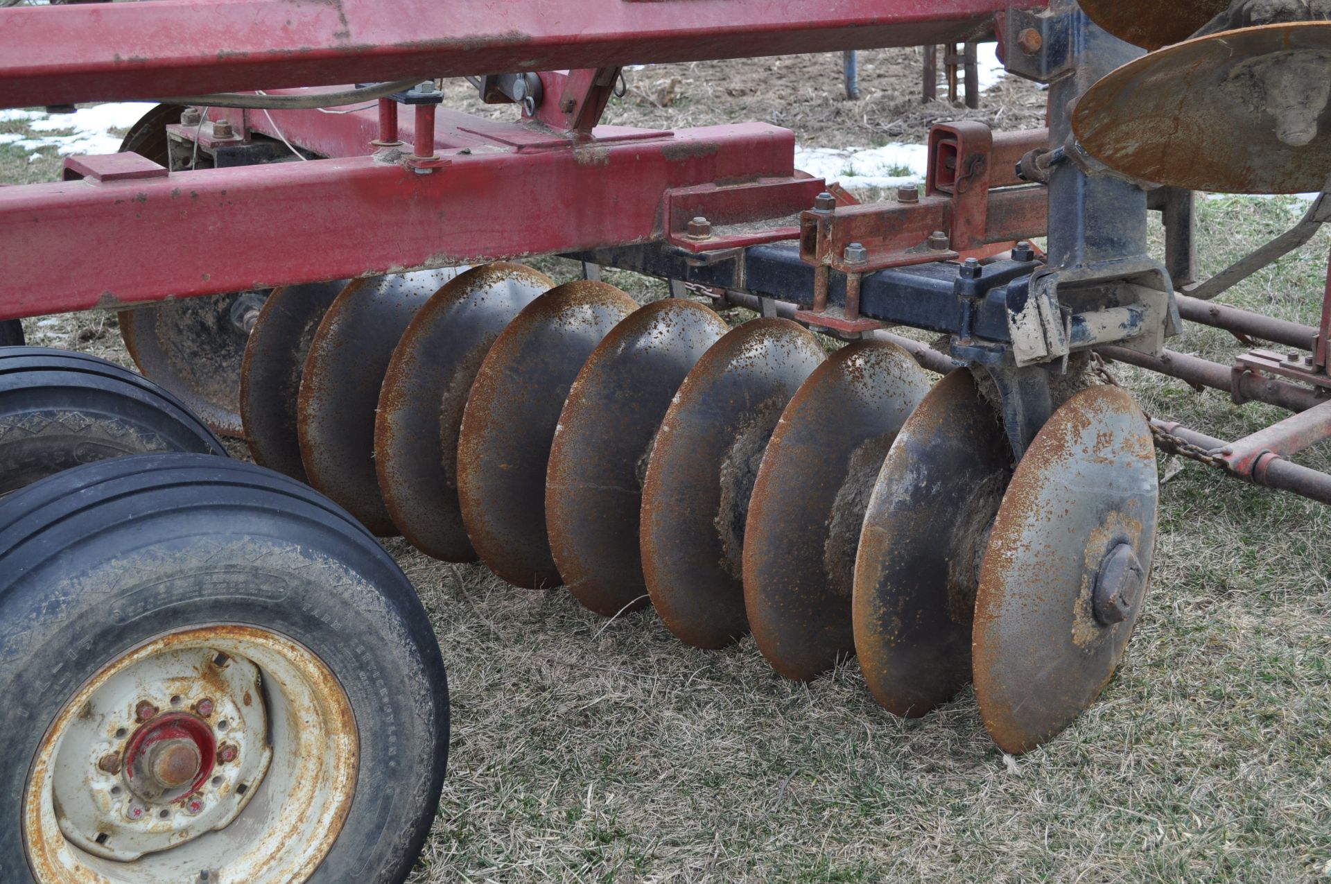 24’ Case International 496 disc, 7 ½” spacing, 22” blades, Remlinger 3-bar harrow, hyd fold - Image 10 of 23