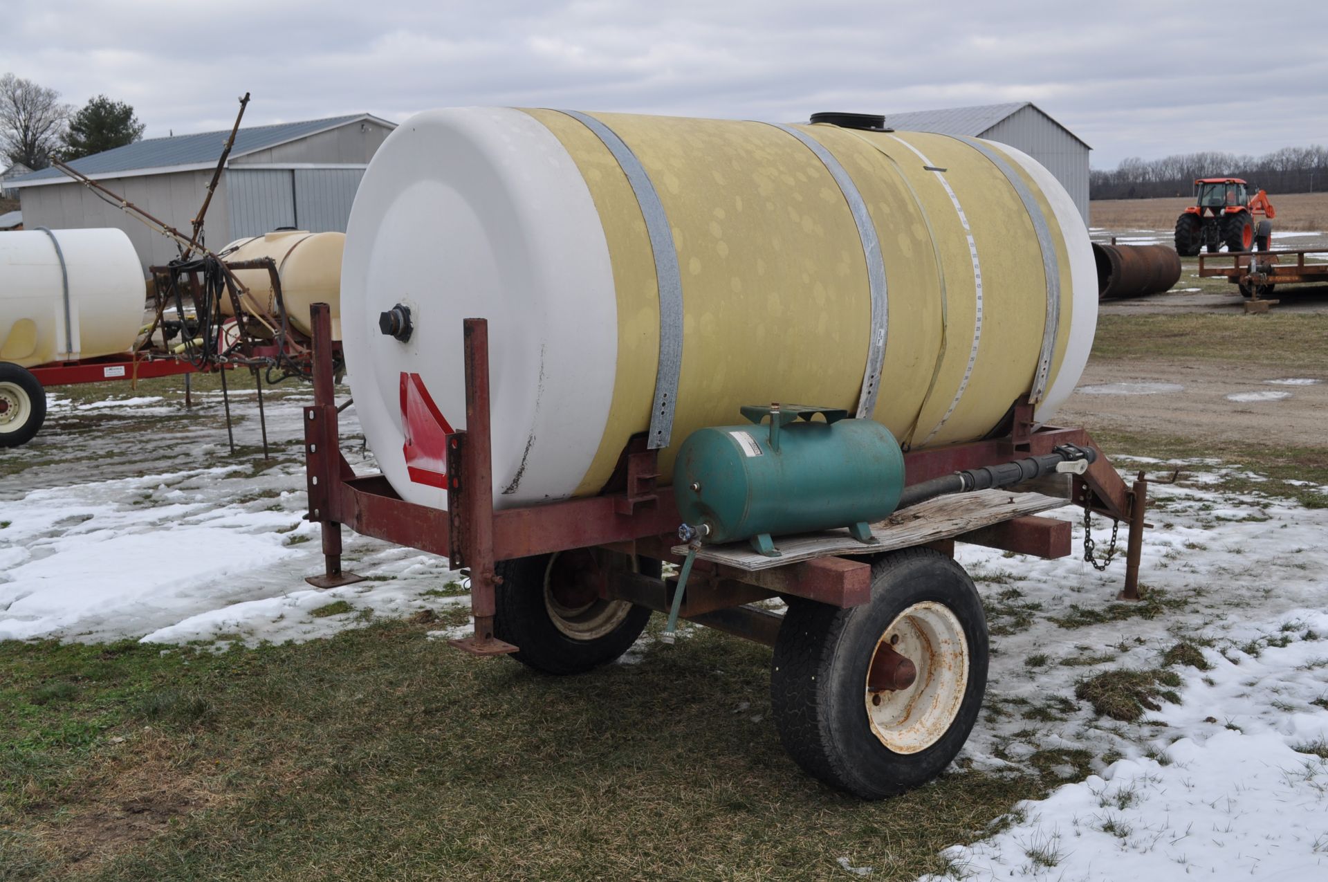 700 gallon tank on cart, single axle - Image 4 of 10