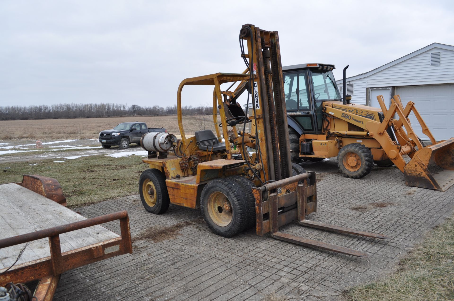 Clark forklift, 4000 lb LP, dual stage, dual front wheels, 48” forks, SN IT40-190-877 - Image 2 of 19