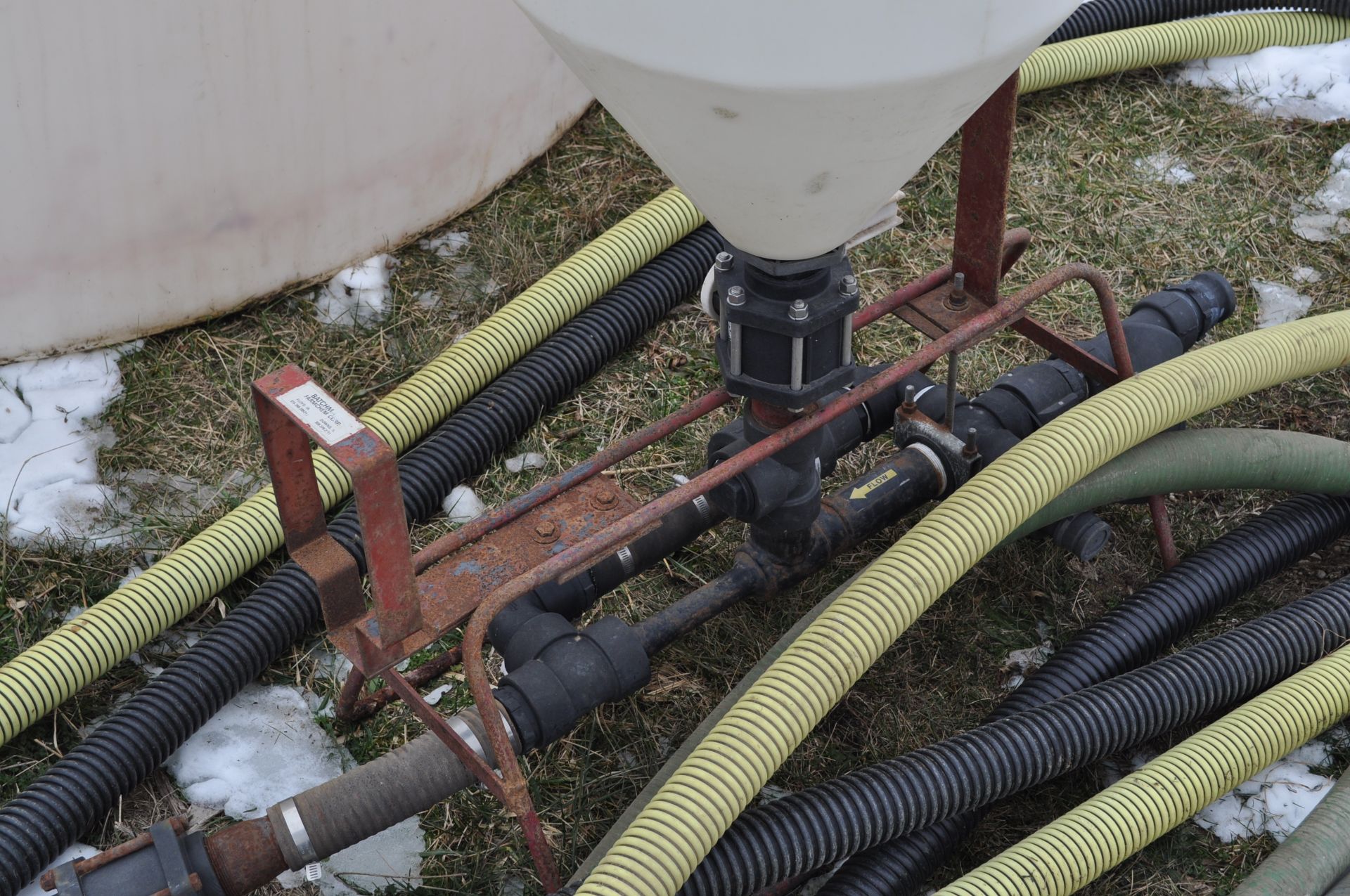 17 gal poly cone tank with 2" chemical inductor, 2" hose - Image 4 of 5