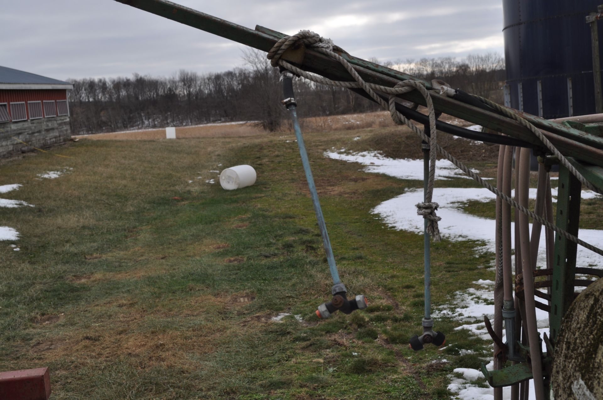 John Deere 100 gal sprayer, pull-type, needs repair - Image 11 of 11