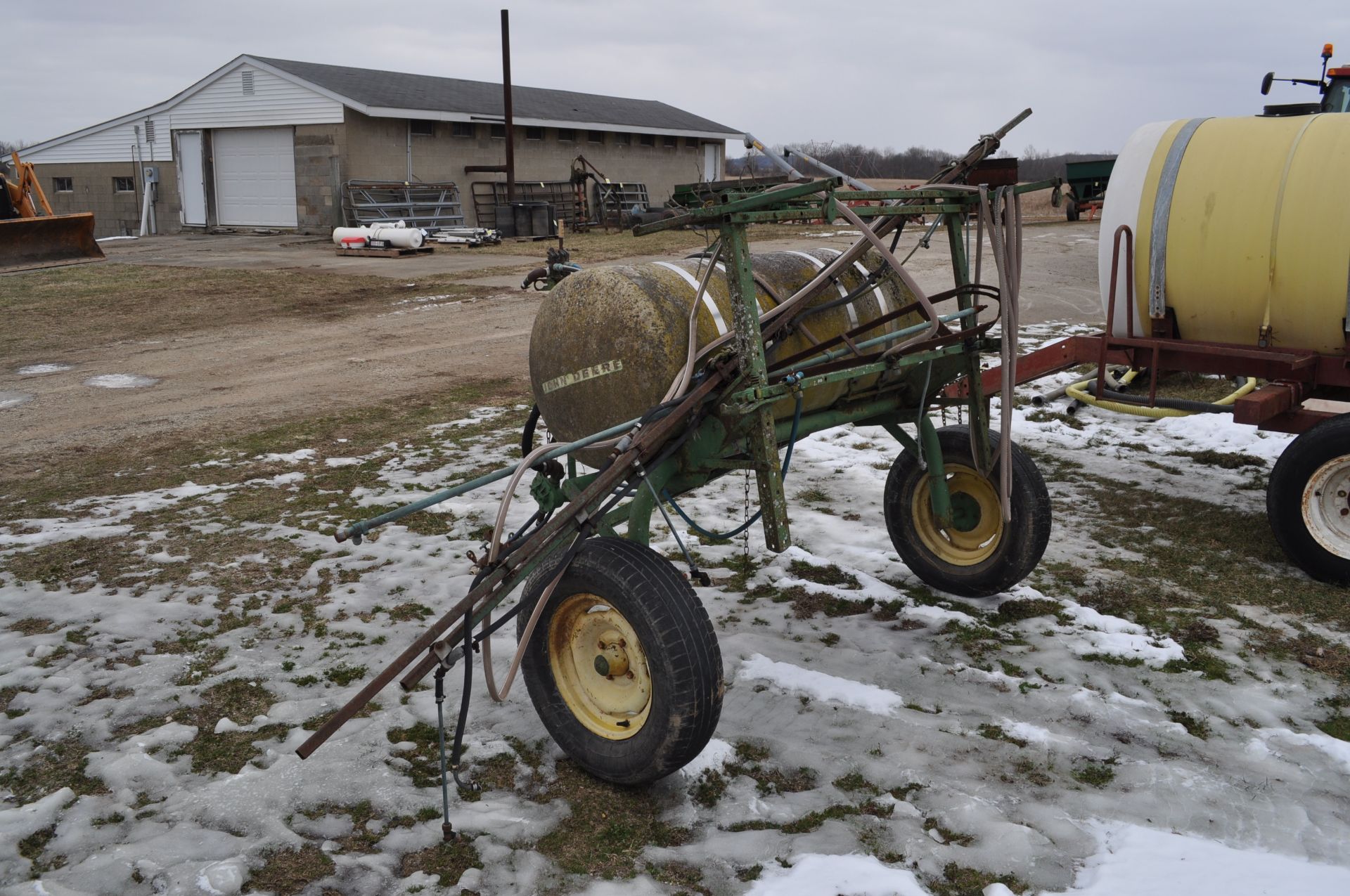 John Deere 100 gal sprayer, pull-type, needs repair - Image 4 of 11