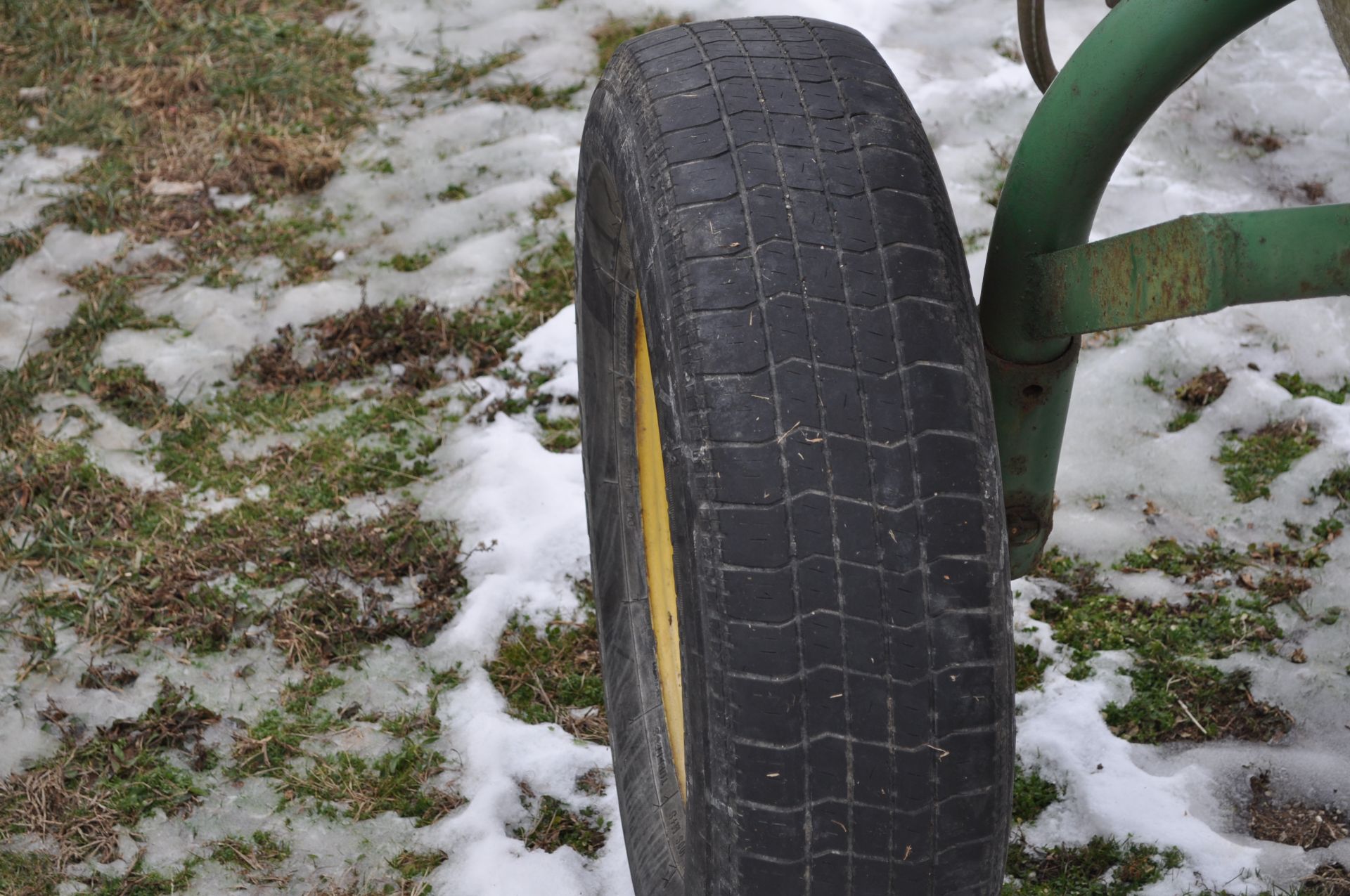 John Deere 100 gal sprayer, pull-type, needs repair - Image 10 of 11