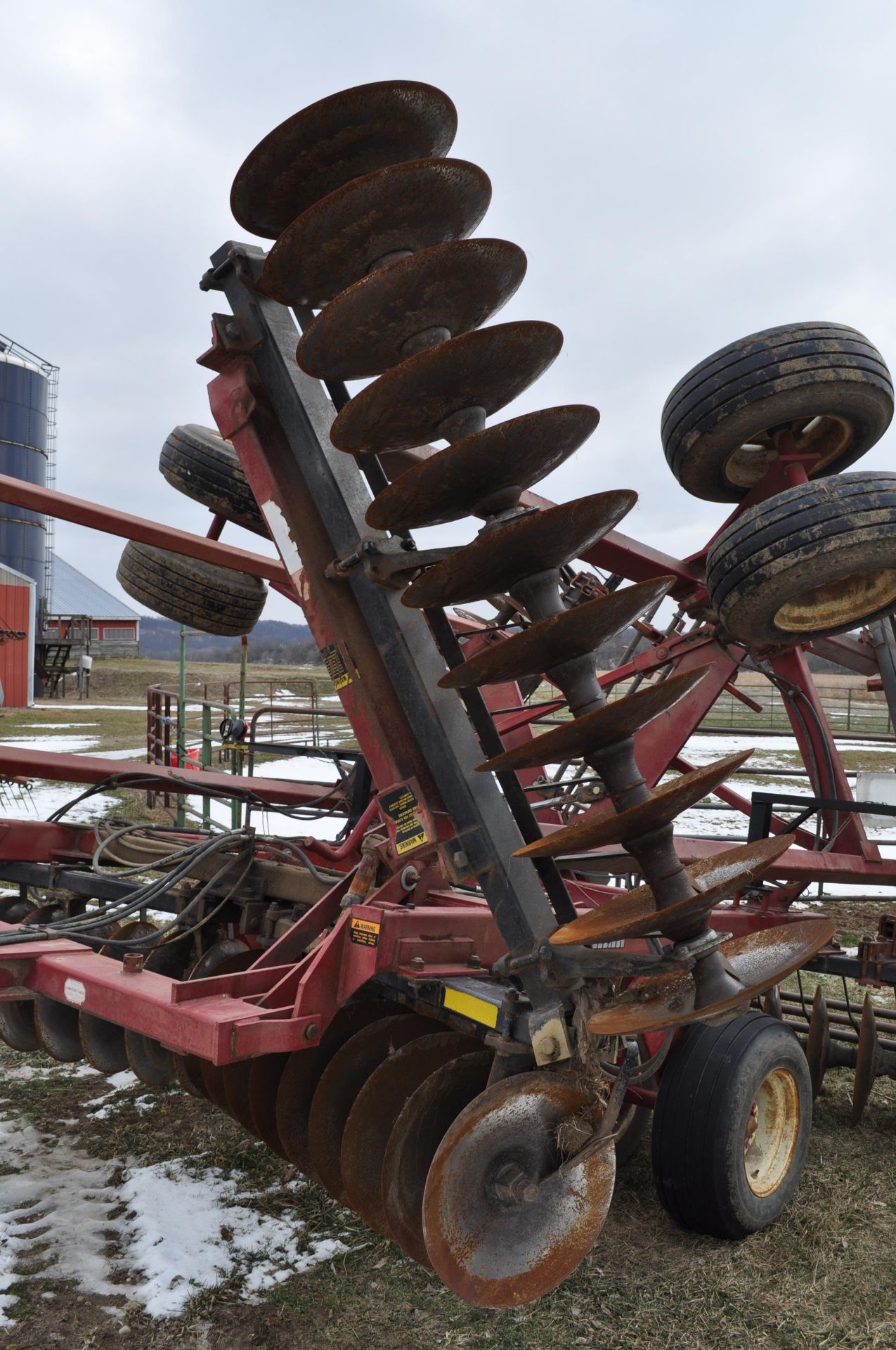 24’ Case International 496 disc, 7 ½” spacing, 22” blades, Remlinger 3-bar harrow, hyd fold - Image 6 of 23