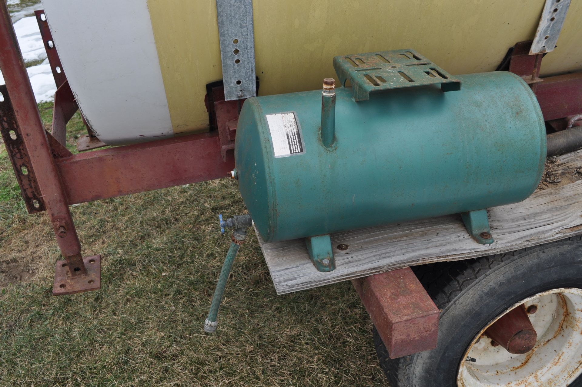 700 gallon tank on cart, single axle - Image 5 of 10