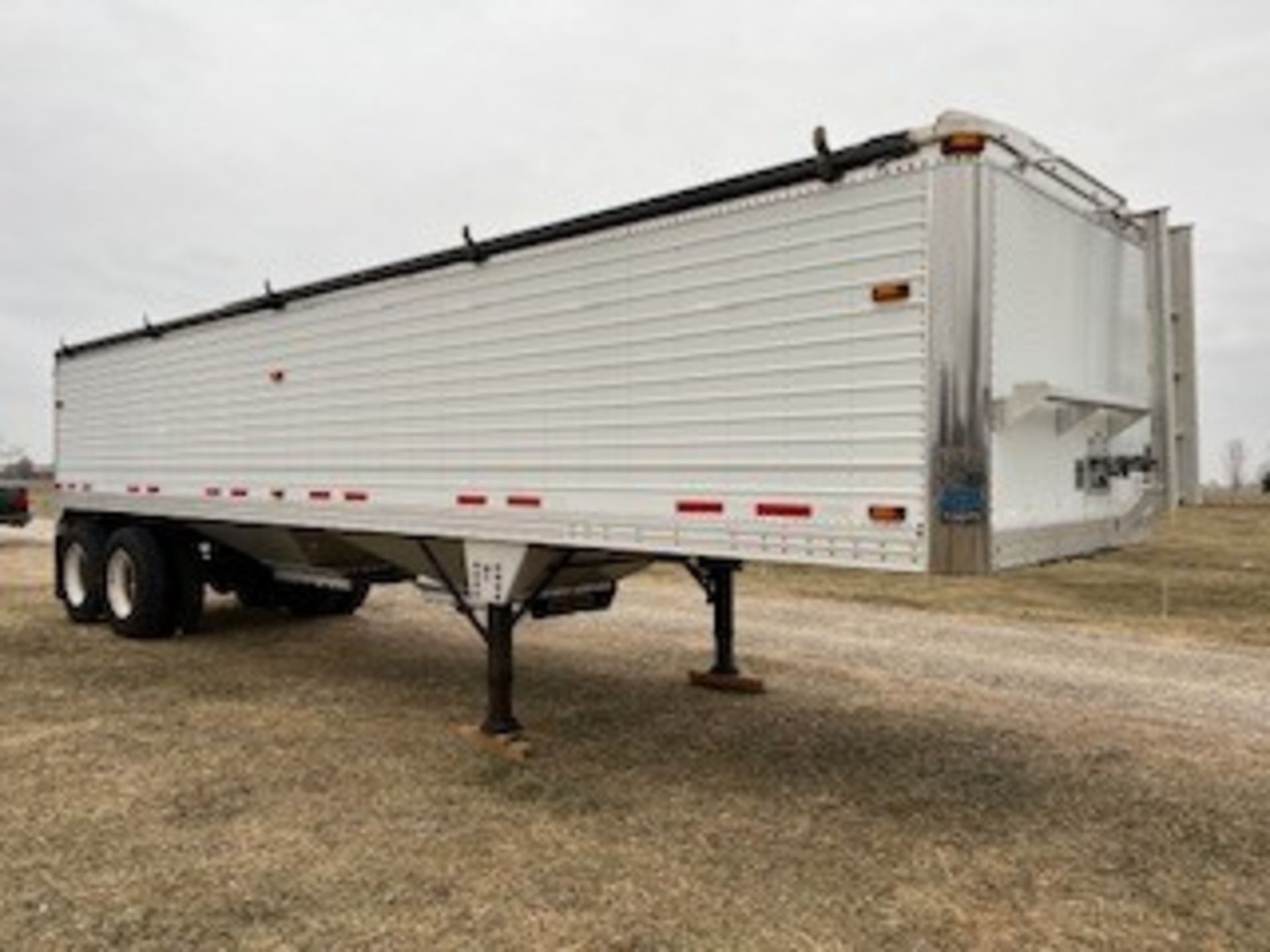 34’ 2006 Timpte hopper bottom, 11R24.5L tires, roll tarp, VIN 1TDH335206B108993