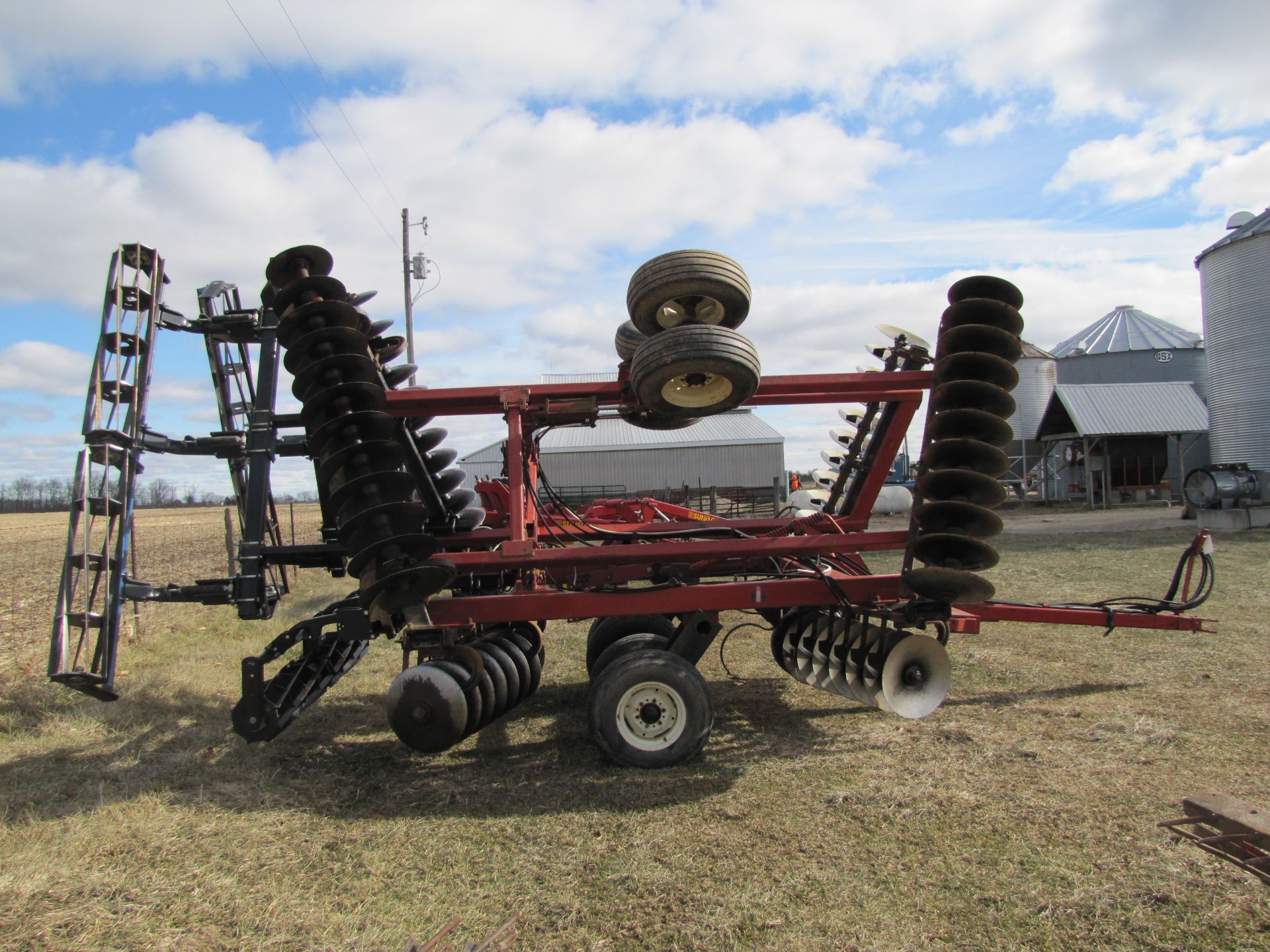 22’ Case IH 496 disc, rock flex, 7 ½’’ spacing, 9.5L-14 tires, Remlinger single rolling basket - Image 6 of 31