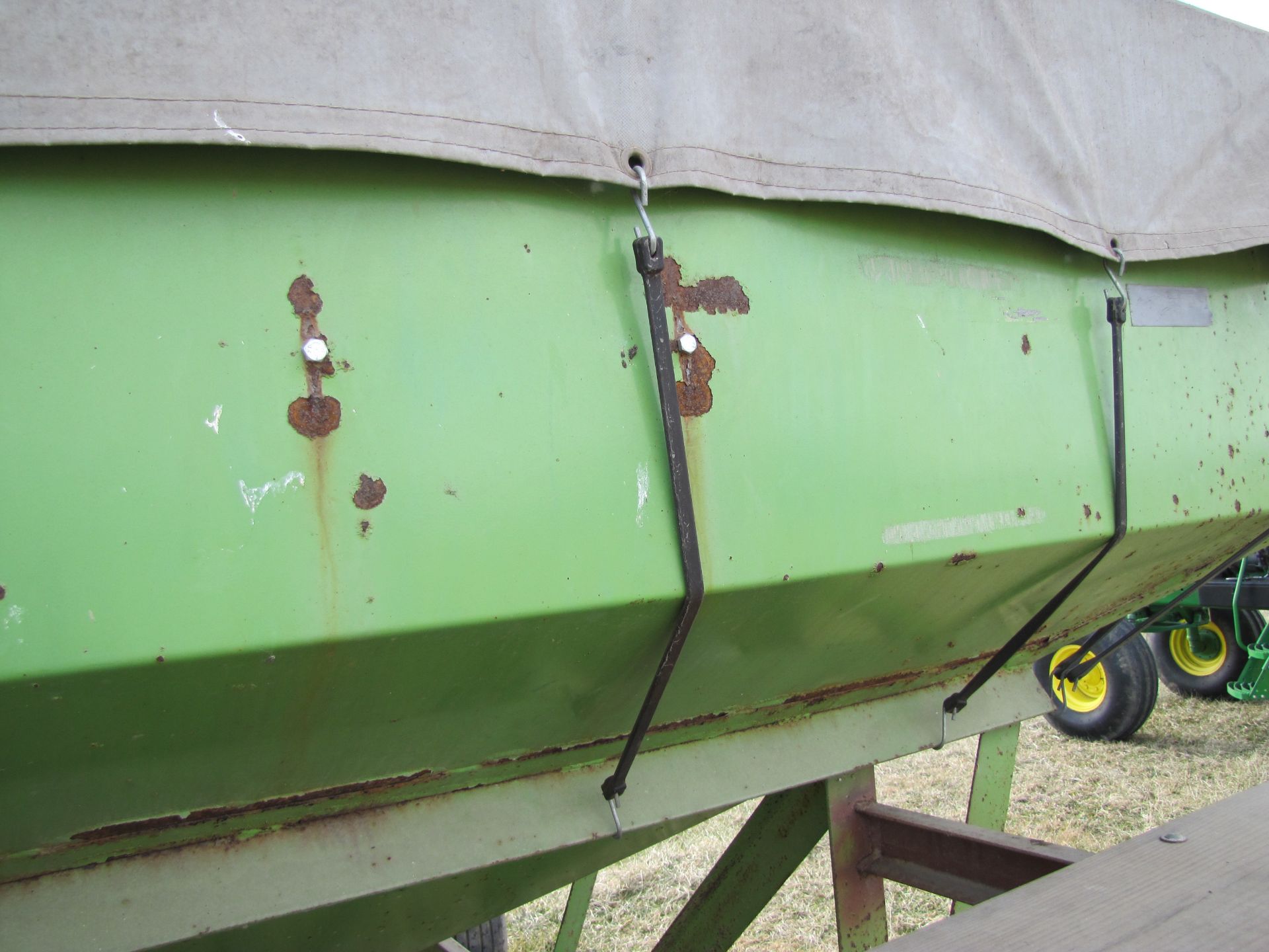 Parker 2500 seed wagon on John Deere 1065A gear, dual compartment, tarp, 15’ J&M hyd unload auger - Image 21 of 31