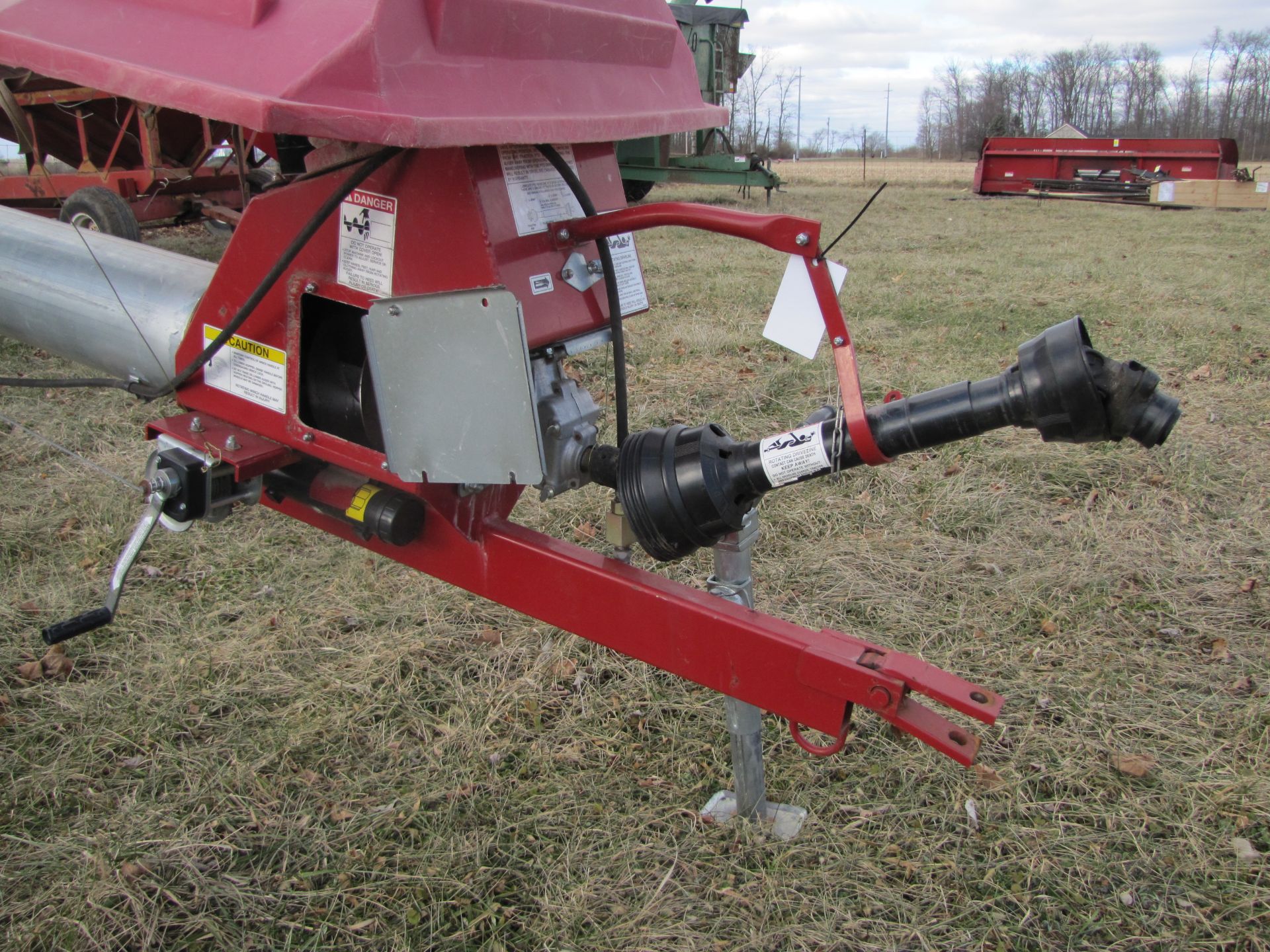 10’’x 61’ Mayrath auger, swing-a-way hopper, 540 PTO, hyd raise and lower, P225/70R15 tires - Image 3 of 17