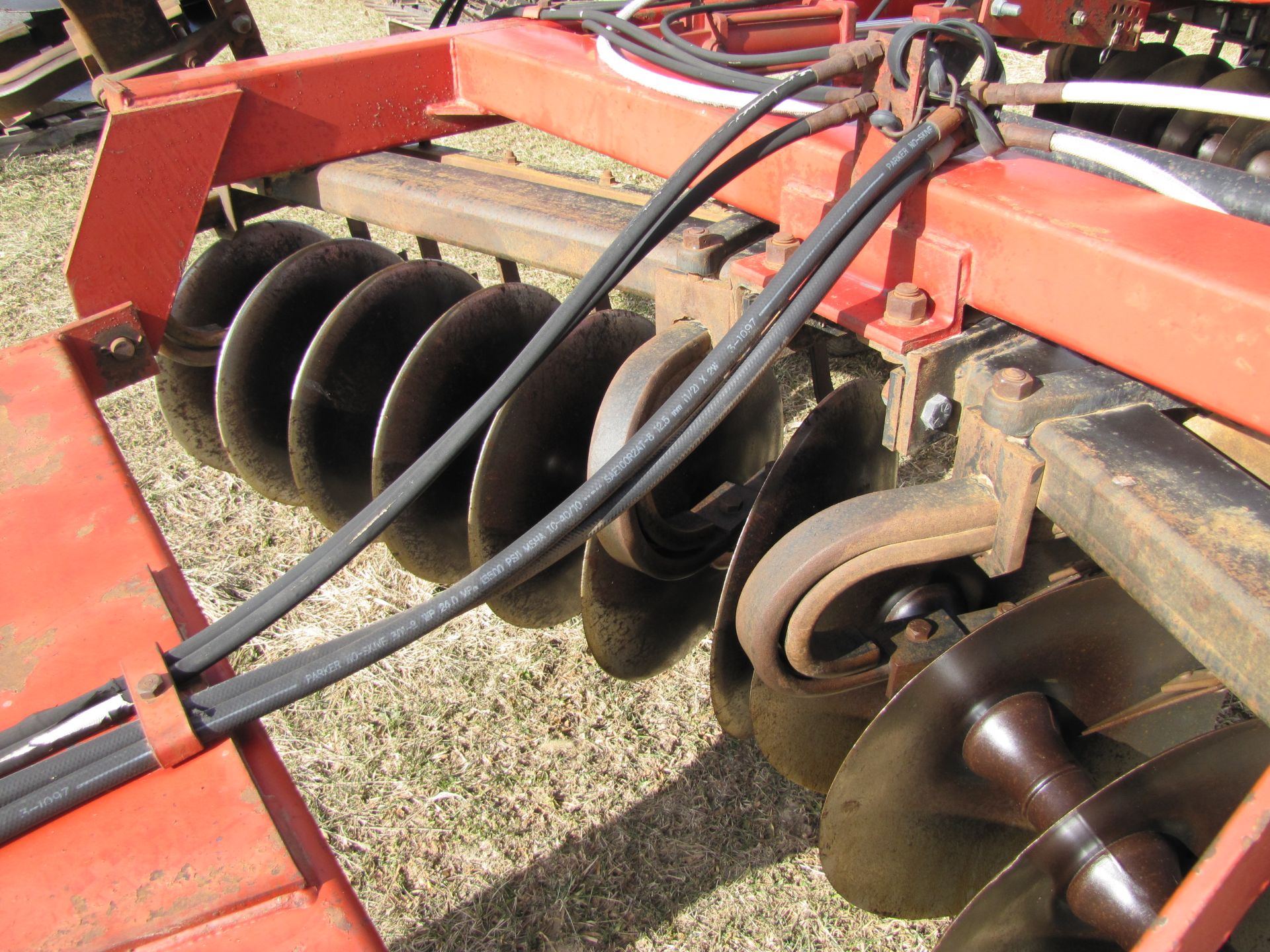 22’ Case IH 496 disc, rock flex, 7 ½’’ spacing, 9.5L-14 tires, Remlinger single rolling basket - Image 13 of 31