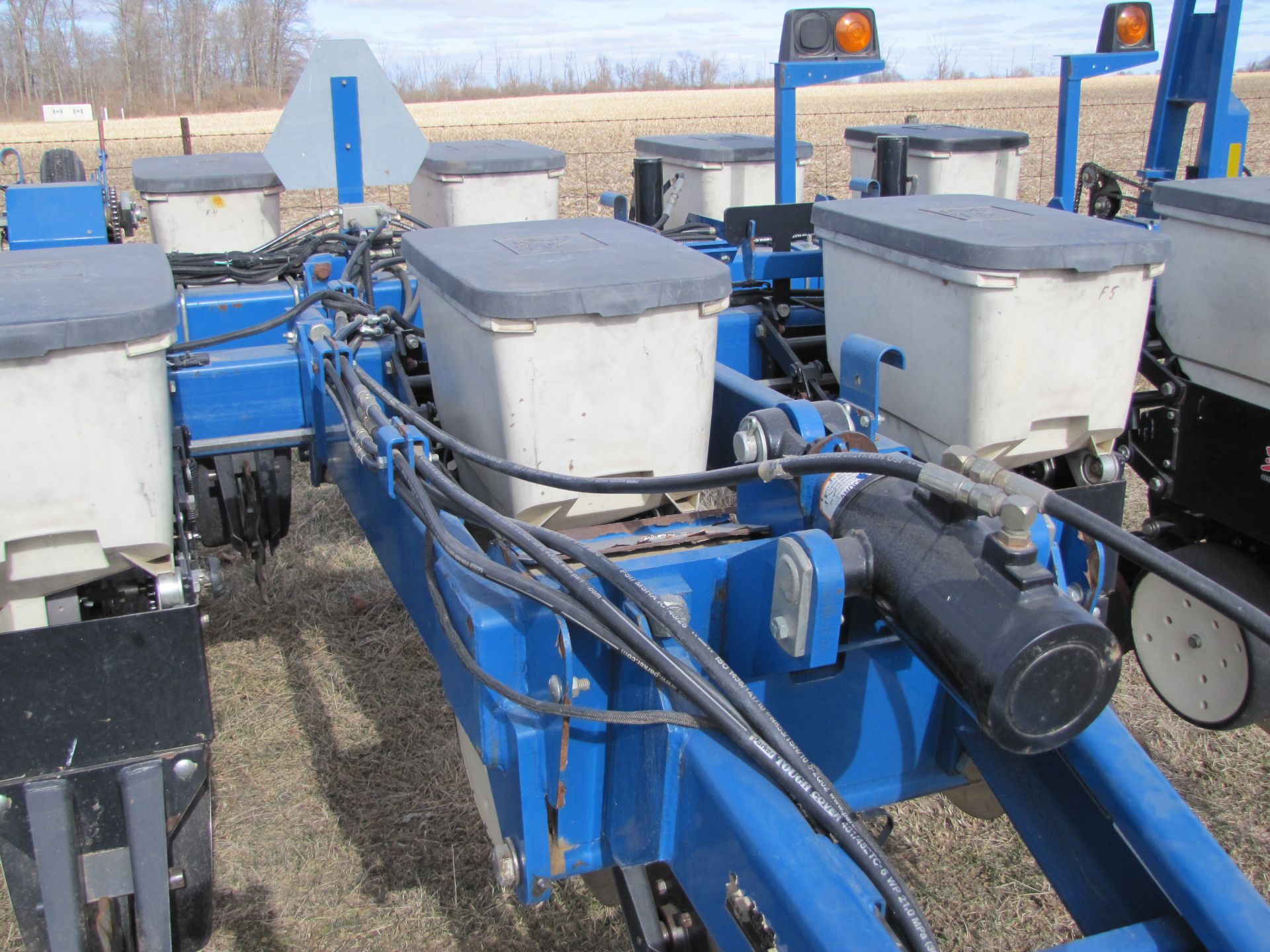 Kinze 3000 6-row planter w/ splitter (plus extra row), double frame, 30’’, hyd markers, SN 643197 - Image 38 of 45